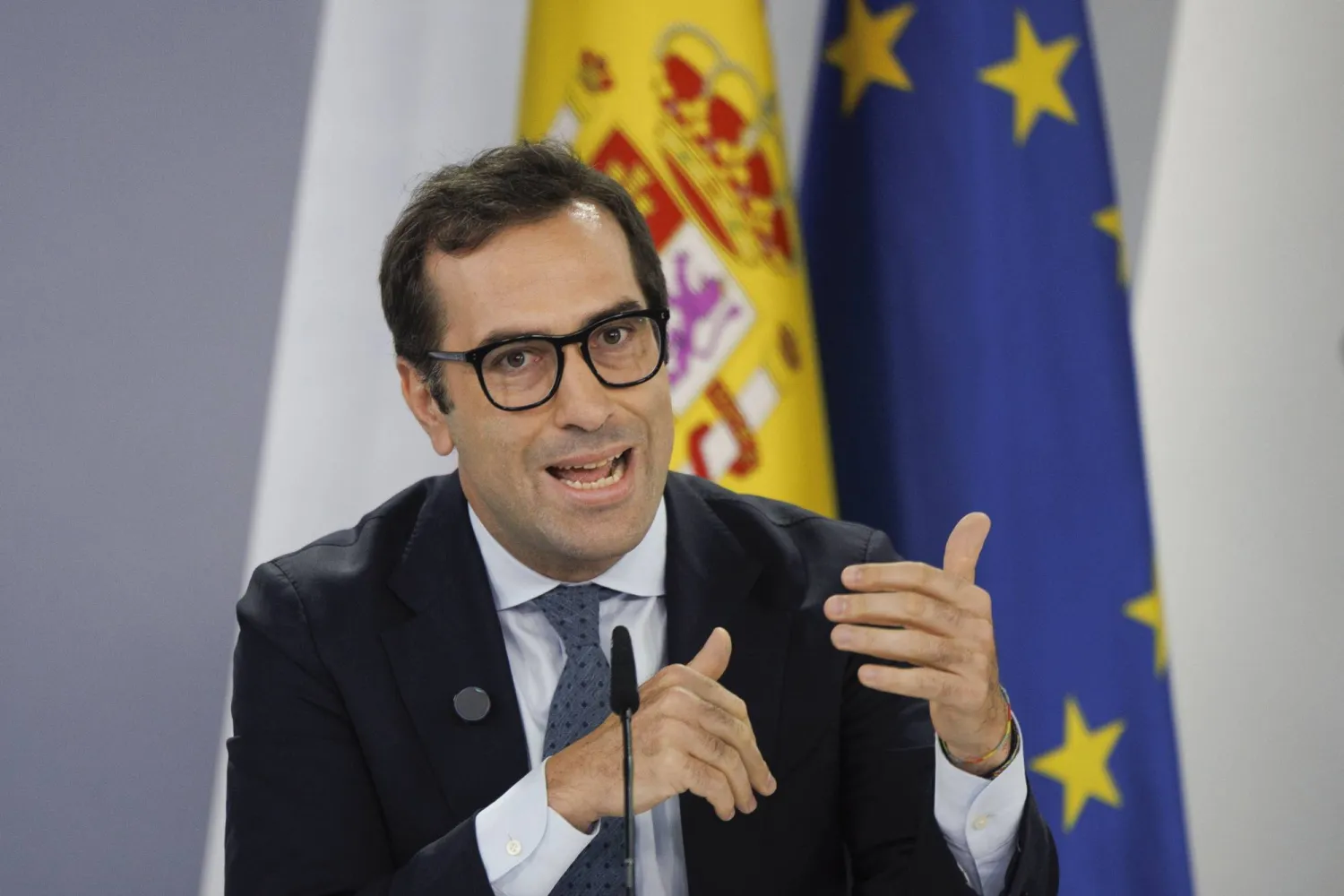 وزير الاقتصاد الإسباني كارلوس كويربو (إ.ب.أ)