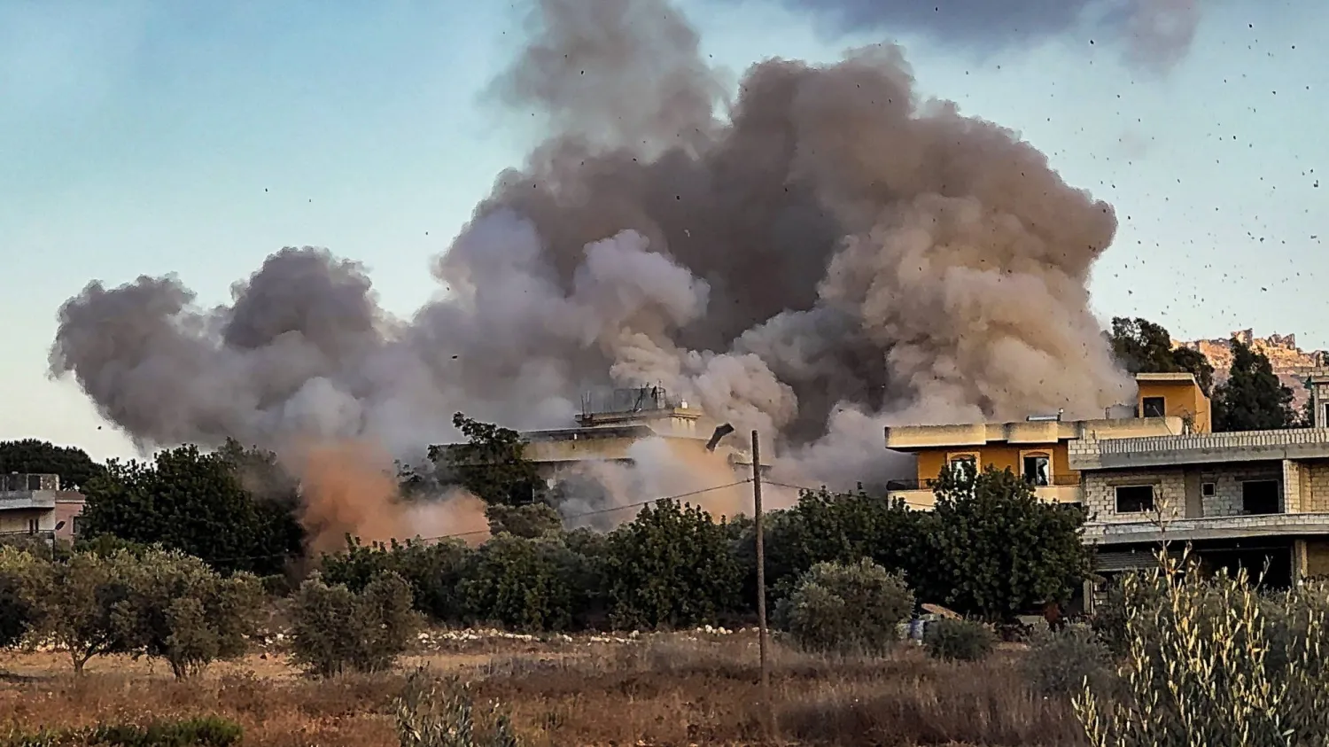 أعمدة الدخان تتصاعد فوق قرية كفر تبنيت بعد غارة إسرائيلية بالقرب من الحدود اللبنانية الإسرائيلية... لبنان 18 سبتمبر 2025 (رويترز)