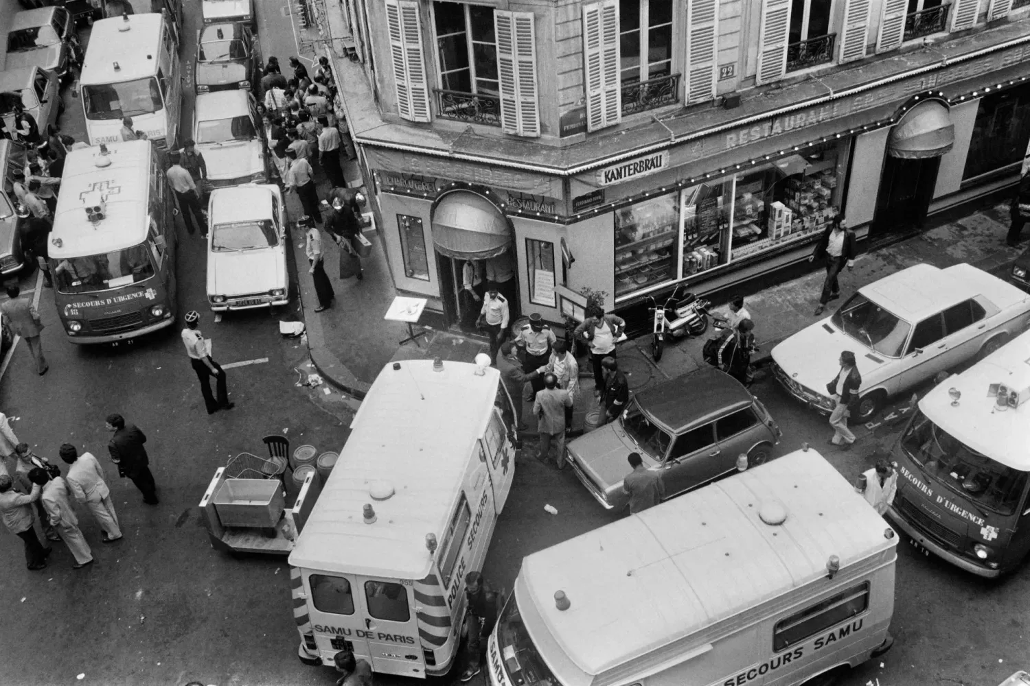 9 Ağustos 1982'de bir Fransız Yahudi restoranına düzenlenen saldırının ardından Paris'teki Rue Rosier'de itfaiyeciler ve kurtarma ekipleri, (AFP)
