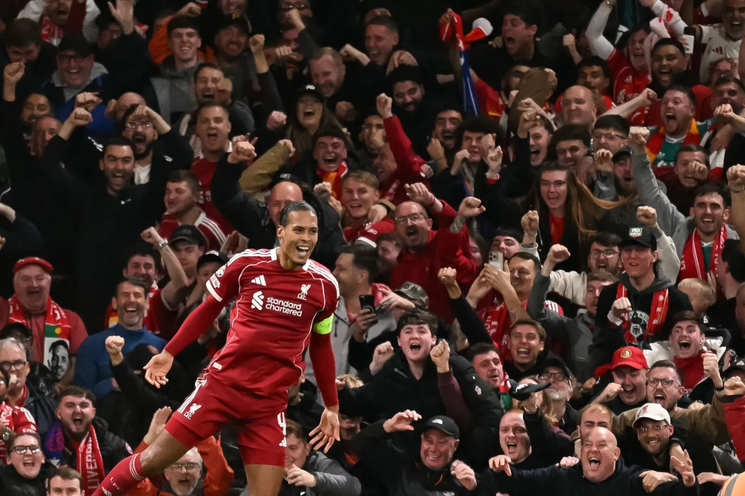 فيرجيل فان دايك وهتافات الجماهير في مباراة الجولة الأولى من دوري الأبطال (أ.ف.ب)