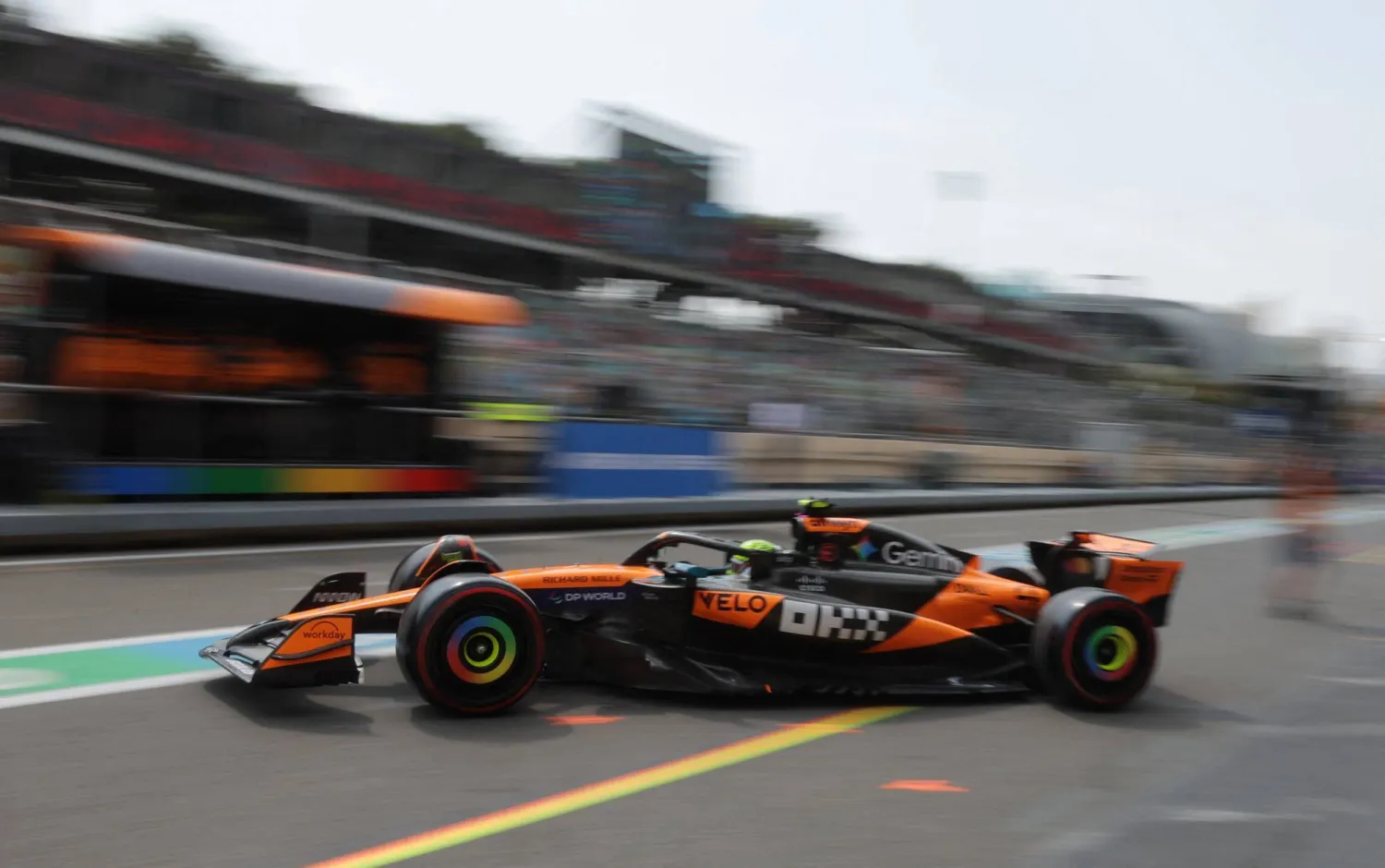 حقق لاندو نوريس سائق فريق مكلارين أسرع زمن في التجارب الحرة الأولى (رويترز)