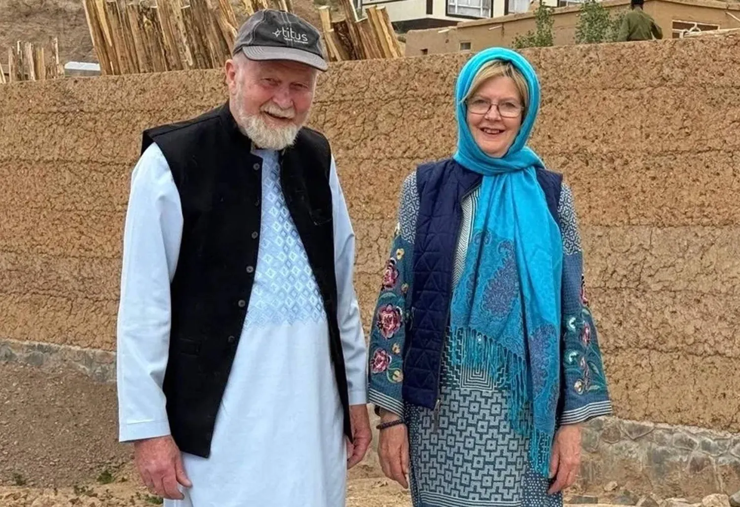  صورة توزيعية بدون تاريخ، نشرتها عائلة بيتر وباربي رينولدز في لندن في 1 أغسطس آب 2025، تُظهر الزوجين وهما يقفان لالتقاط صورة في مكان مجهول. أُطلق سراح الزوجين البريطانيين في أفغانستان بعد أشهر من الاحتجاز إثر وساطة قطرية، وفقًا لما صرح به مسؤول مطلع على عملية الإفراج لوكالة فرانس برس في 19 سبتمبر أيلول 2025 ( أ.ف.ب)