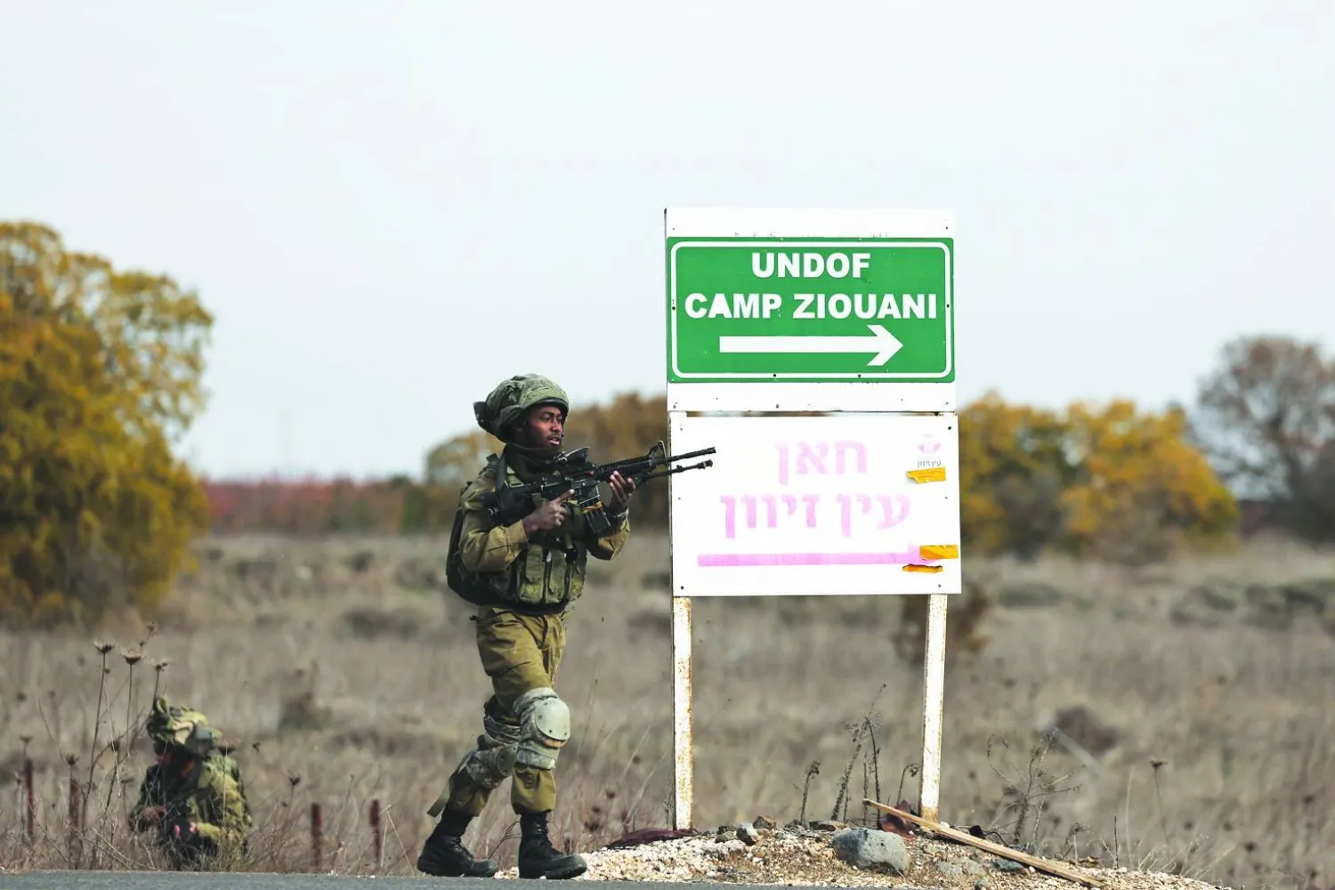 جندي إسرائيلي قرب موقع مراقبي الأمم المتحدة (أندوف) في معبر القنيطرة بالجولان 7 ديسمبر 2024 (إ.ب.أ)