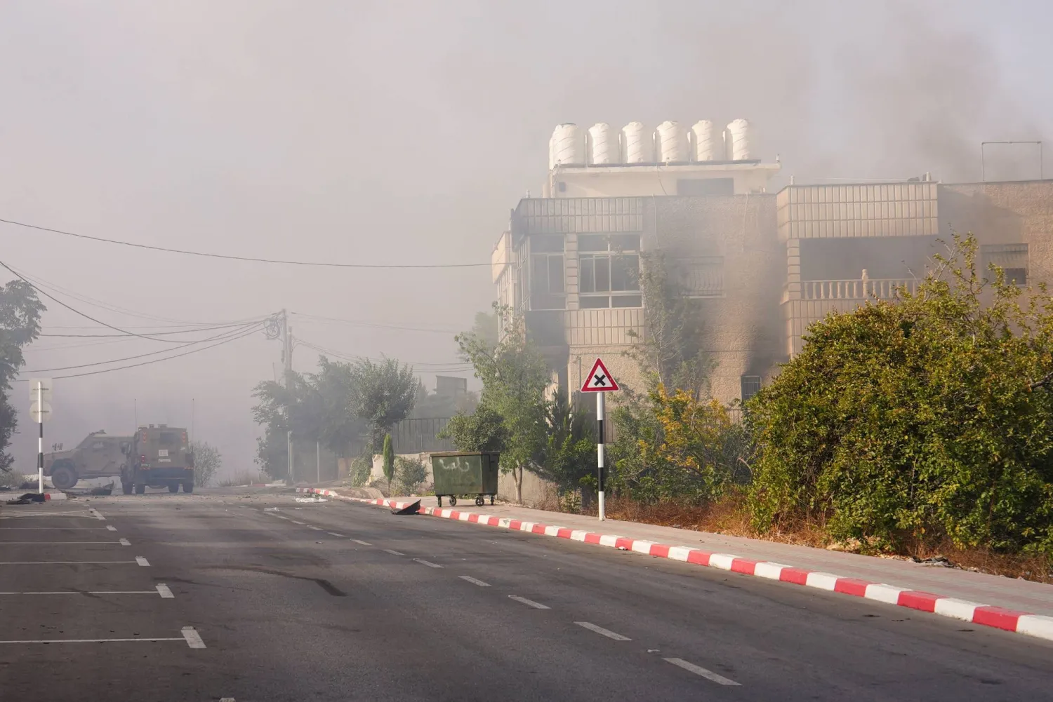 قوات إسرائيلية هاجمت مبنى وفقاً للجيش الإسرائيلي استخدمته خلية مسلحة واحتوى على صواريخ ومواد متفجرة في سردا بالقرب من رام الله (رويترز)