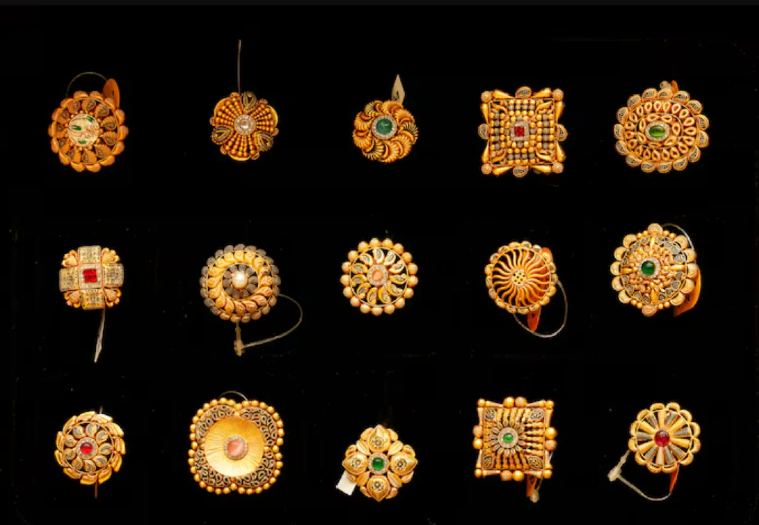 Gold ornaments are on display for sale inside a jewellery shop in Srinagar, April 4, 2025. REUTERS/Sharafat Ali/File Photo 