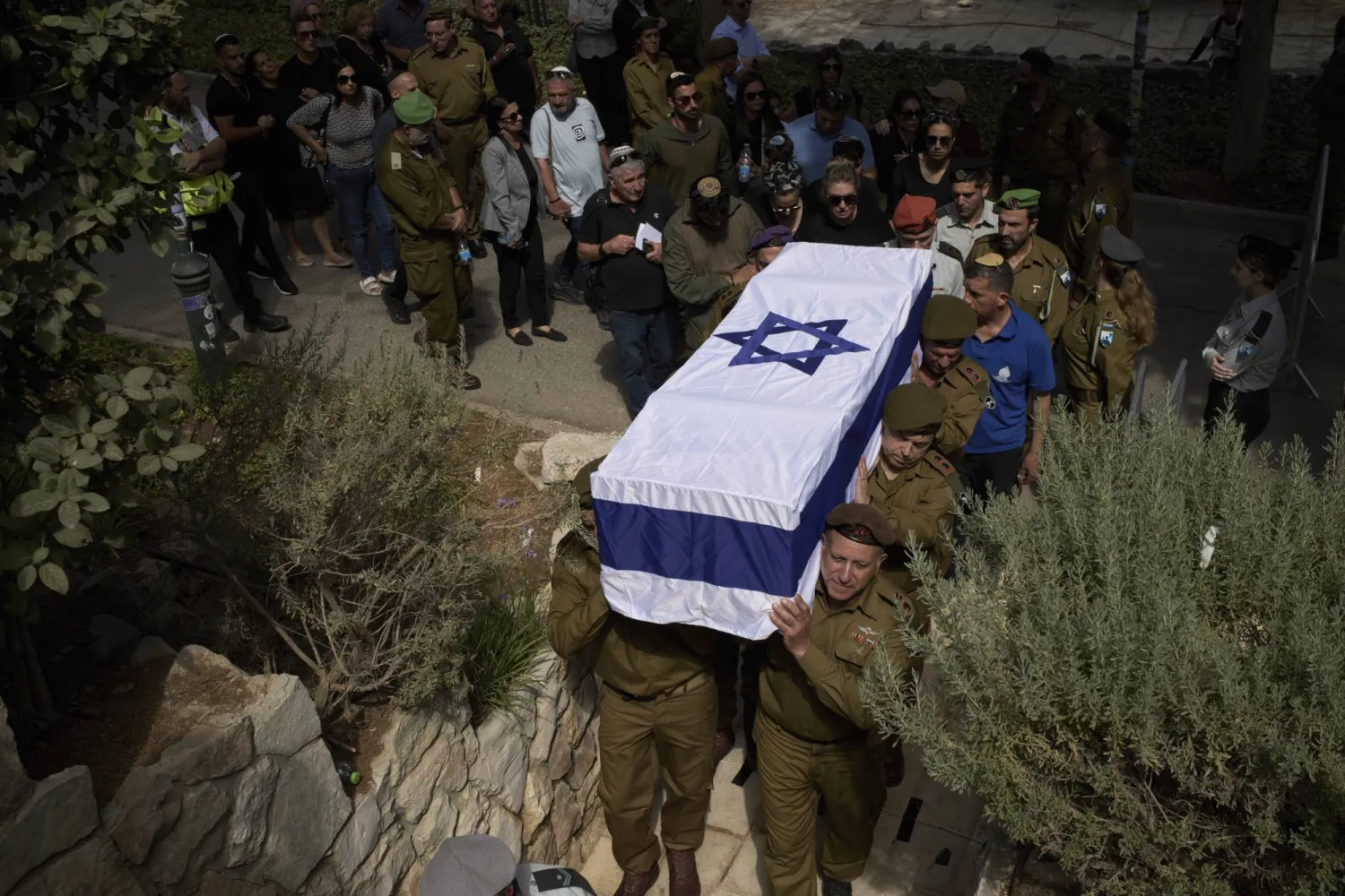 جنود إسرائيليون يحملون نعش إسحاق هريش الذي قُتل في هجوم إطلاق نار الخميس على معبر جسر «اللنبي» بين الضفة الغربية والأردن (أسوشييتد برس)