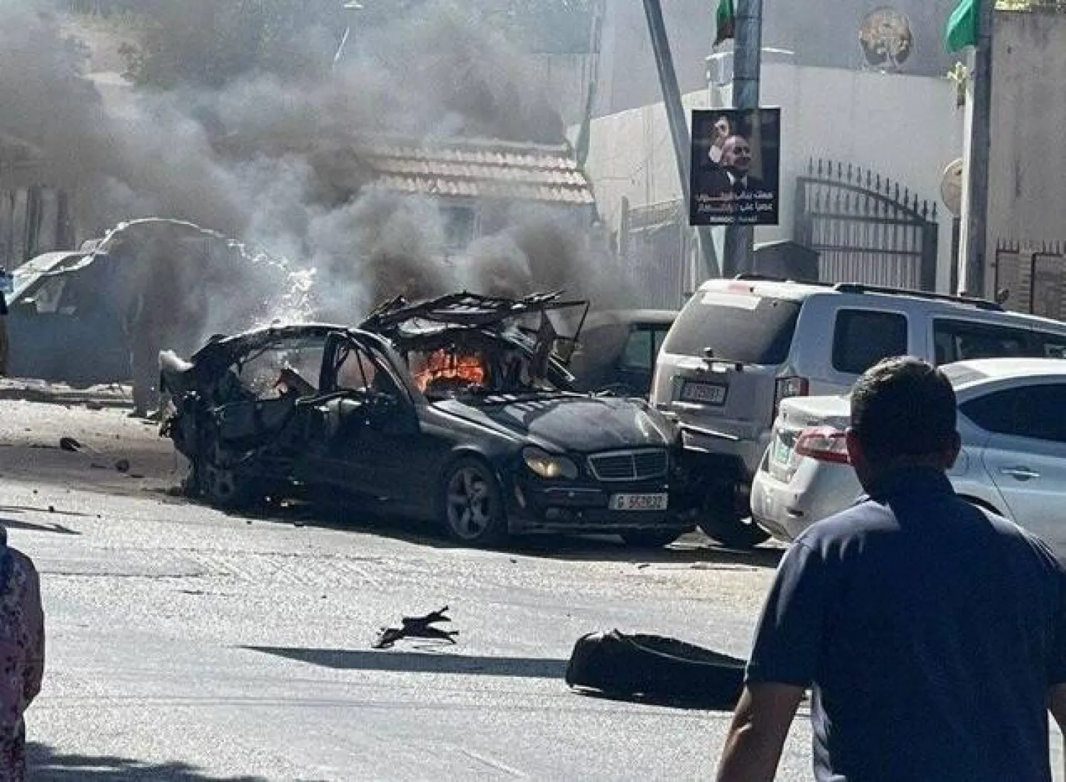 صورة للسيارة المستهدفة أمام مستشفى تبنين الحكومي (وسائل إعلام محلية)