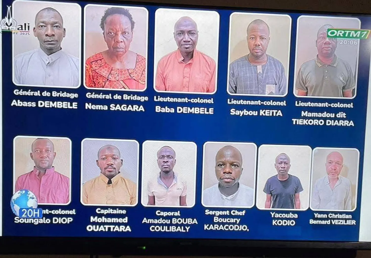 صورة نشرها التلفزيون الحكومي المالي لقادة محاولة انقلابية فاشلة الشهر الماضي ضمنهم فرنسي (إعلام محلي)