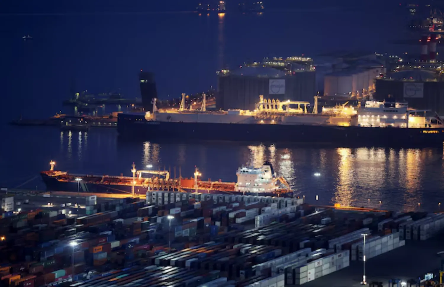 A ship carrying Russian liquefied natural gas (LNG), is seen next to the terminal of Spanish gas grid operator Enagas ENAG.MC at the port of Barcelona, Spain, June 4, 2022. REUTERS/Nacho Doce/File Photo 
