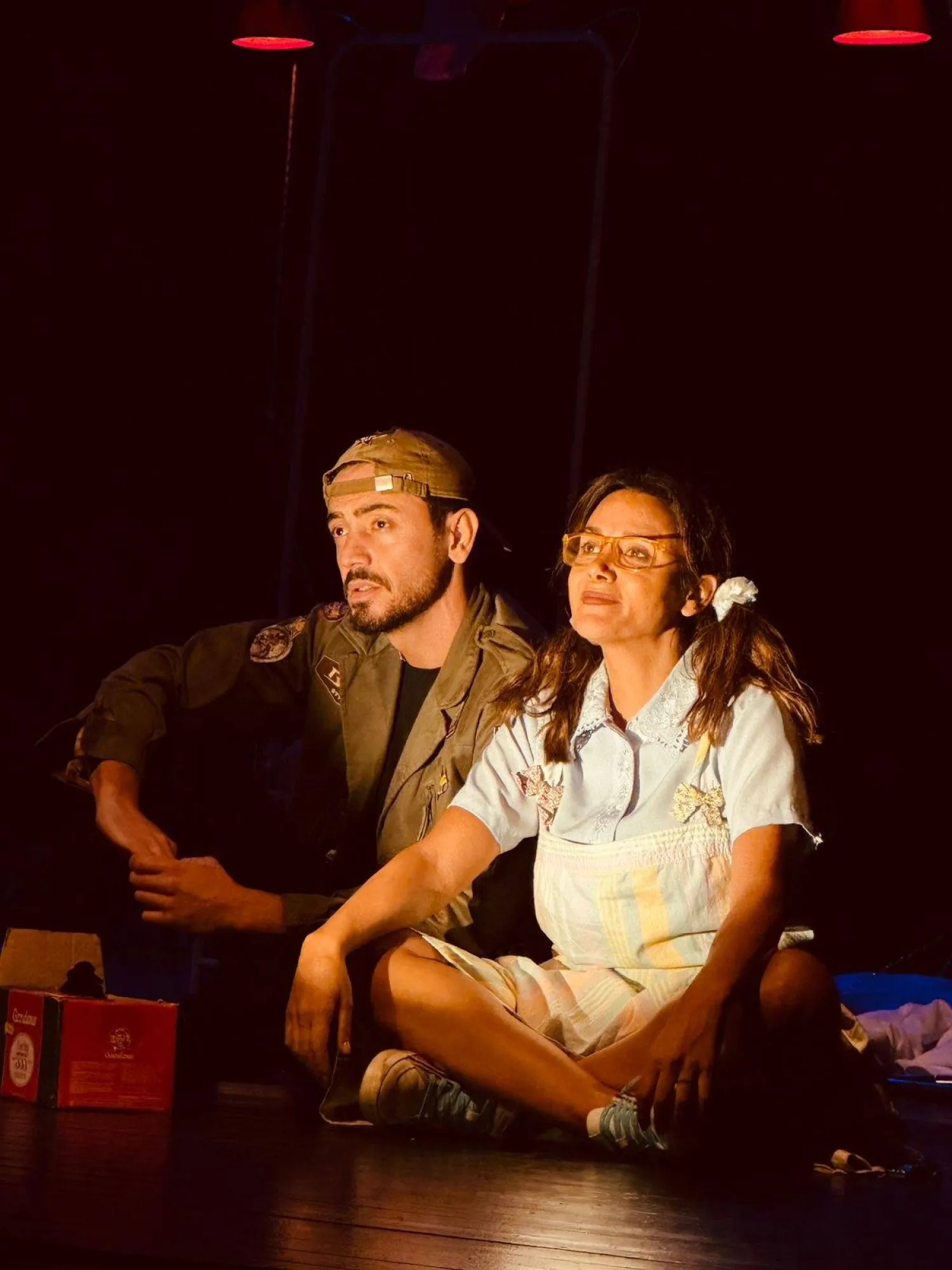 «طربوش جدّي معلّق» تأخذ مُشاهدها في رحلة عبر تاريخ لبنان الحديث (مسرح المونو)