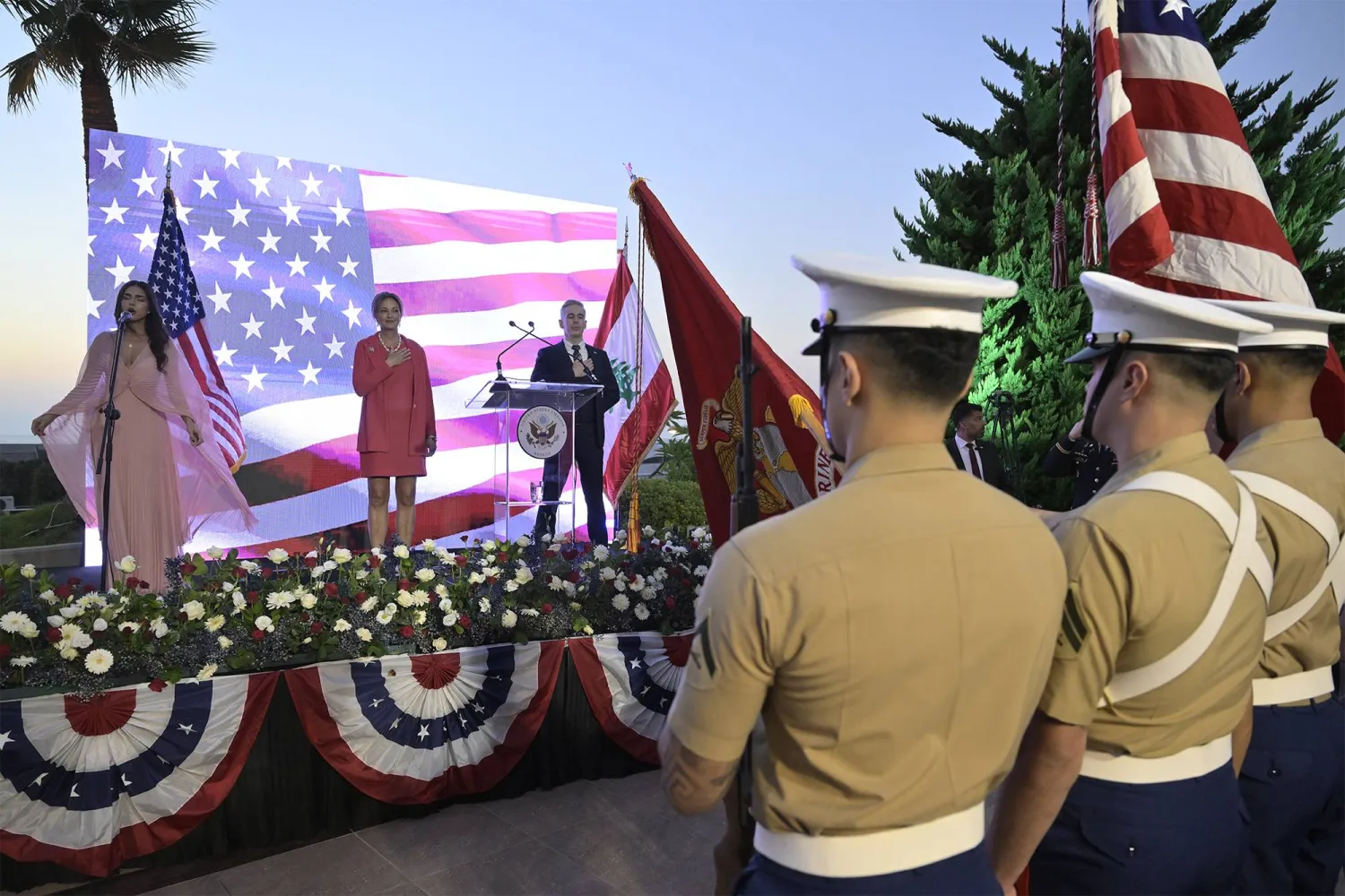 ليزا جونسون السفيرة الأميركية لدى لبنان قبل إلقائها خطاباً في حفل استقبال بالسفارة في بيروت (السفارة الأميركية في بيروت عبر منصة «إكس»)