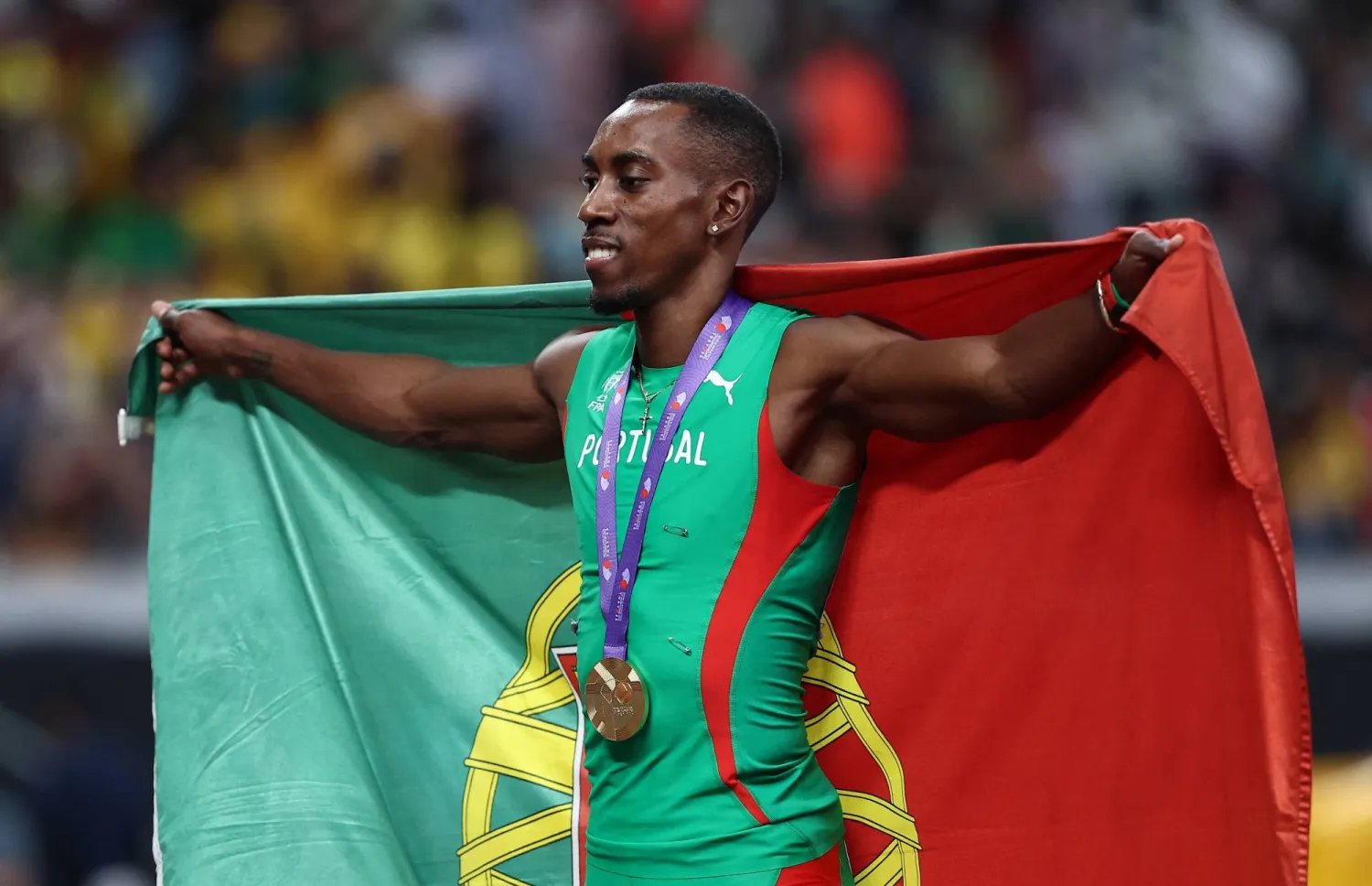 بيشاردو يحتفل بذهبية الوثب الثلاثي (رويترز)