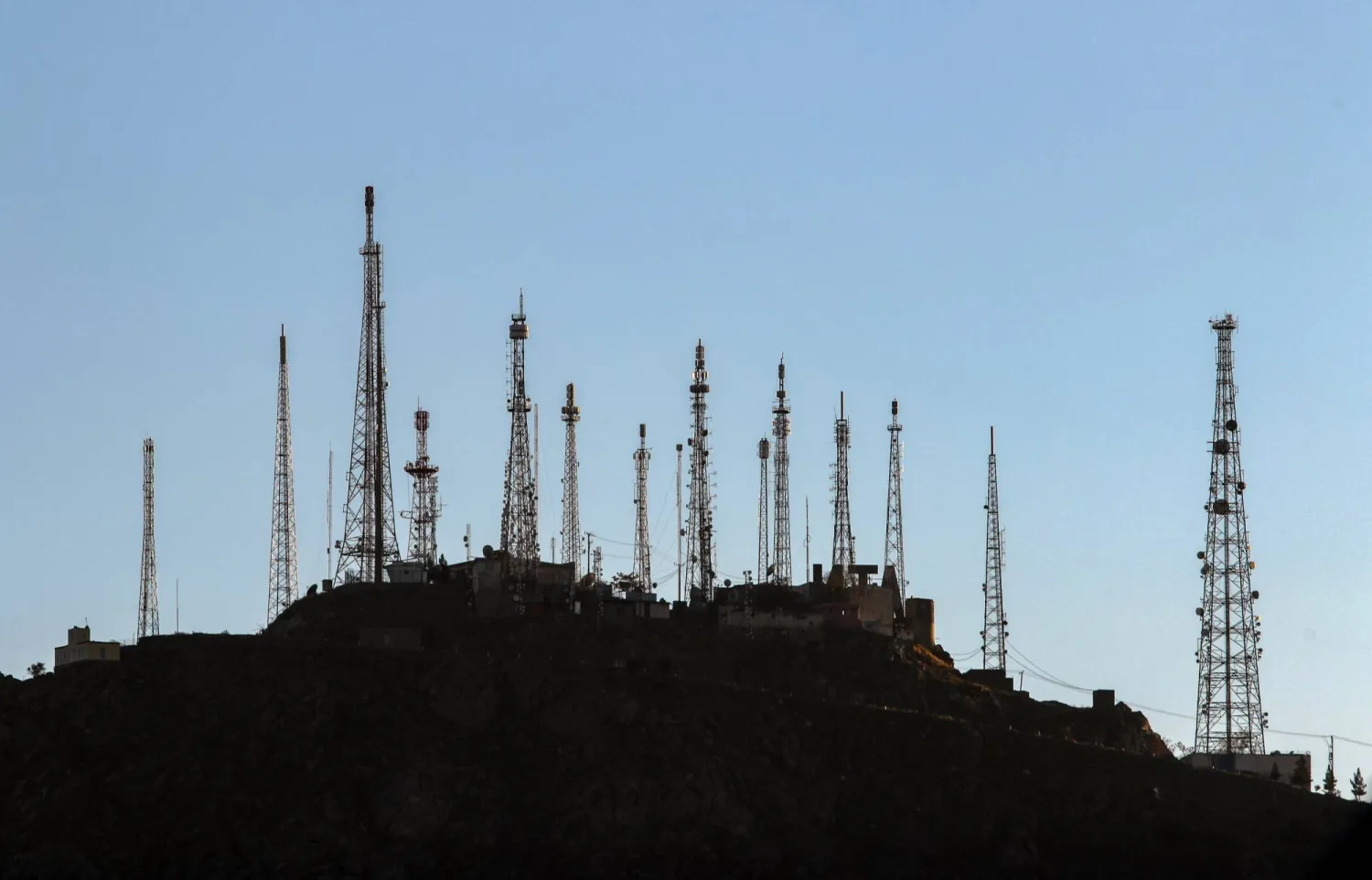 صورة لأبراج اتصالات محمولة مُثبّتة على تلة في كابل بأفغانستان 16 سبتمبر 2025 (أ.ب.أ)