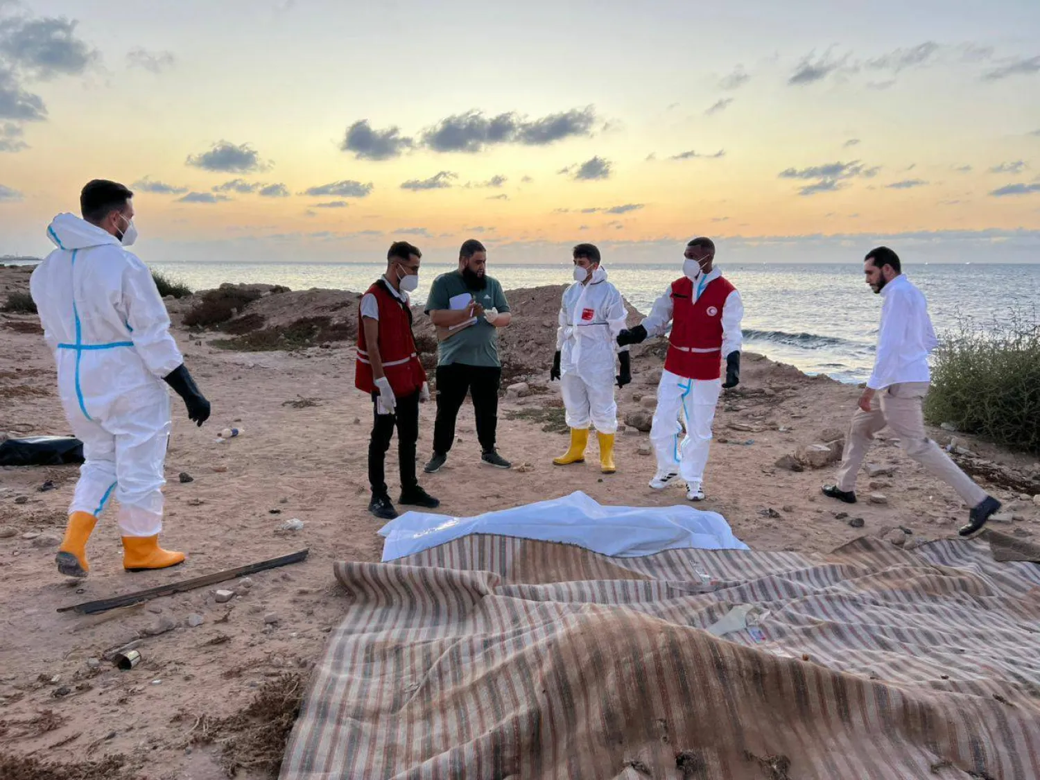 متطوعو جمعية الهلال الأحمر الليبي ينتشلون جثة ألقت بها أمواج «المتوسط» (المكتب الإعلامي للجمعية)