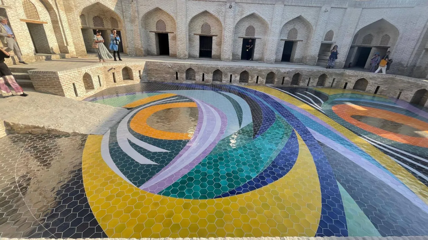 داخل الخان «كارافان سراي» الفن يعيد إحياء الأماكن المهجورة (الشرق الأوسط)