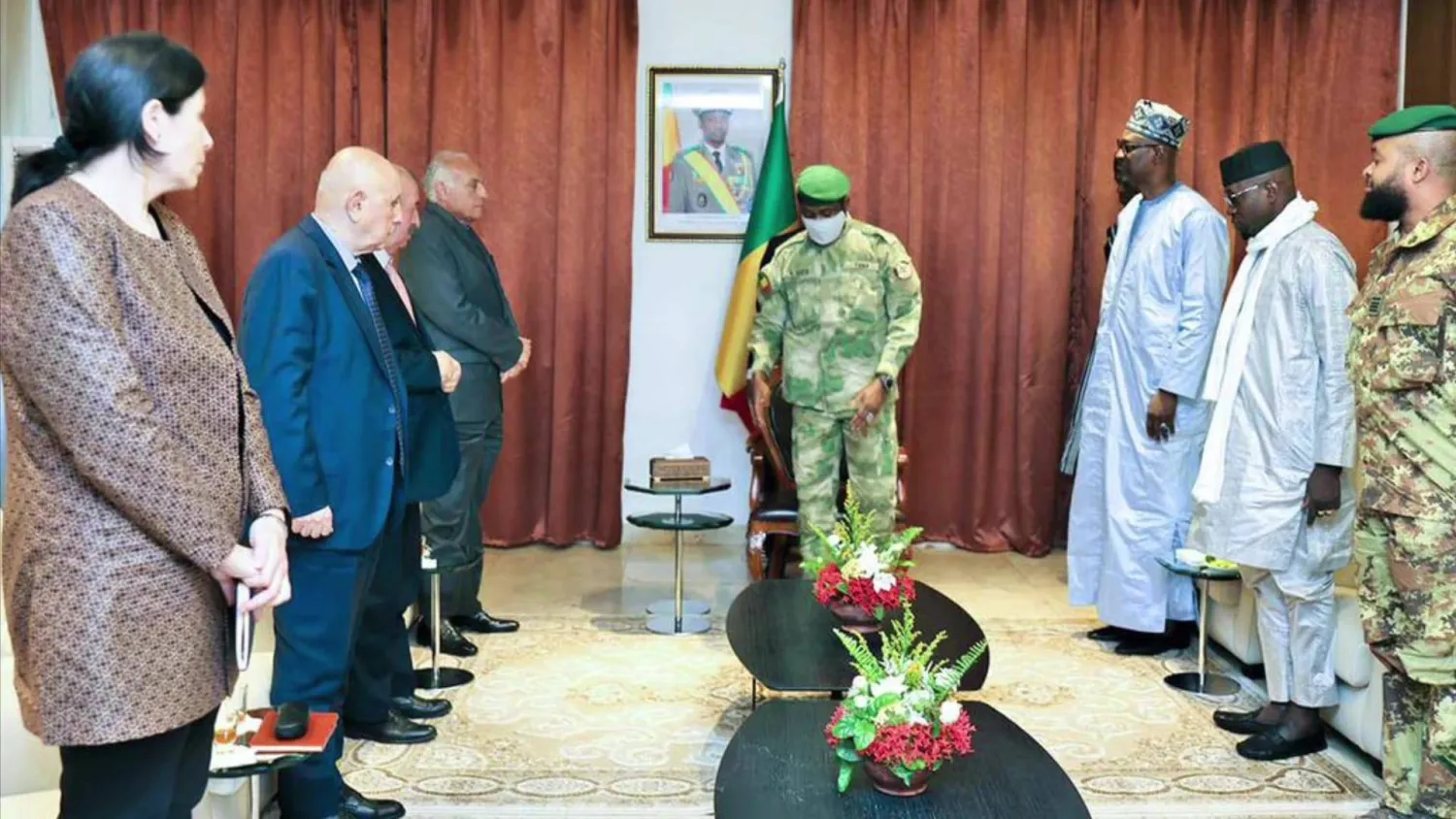 الحاكم العسكري في مالي مستقبلاً وفداً دبلوماسياً وأمنياً جزائرياً في أبريل 2023 (الخارجية الجزائرية)