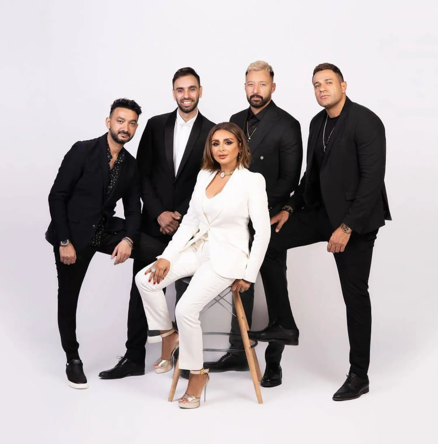 المطربة أنغام مع فريق {واما} الذي يتطلع محمد نور إلى تقديم عمل جماعي جديد مع أعضائه (حسابه على إنستغرام) 