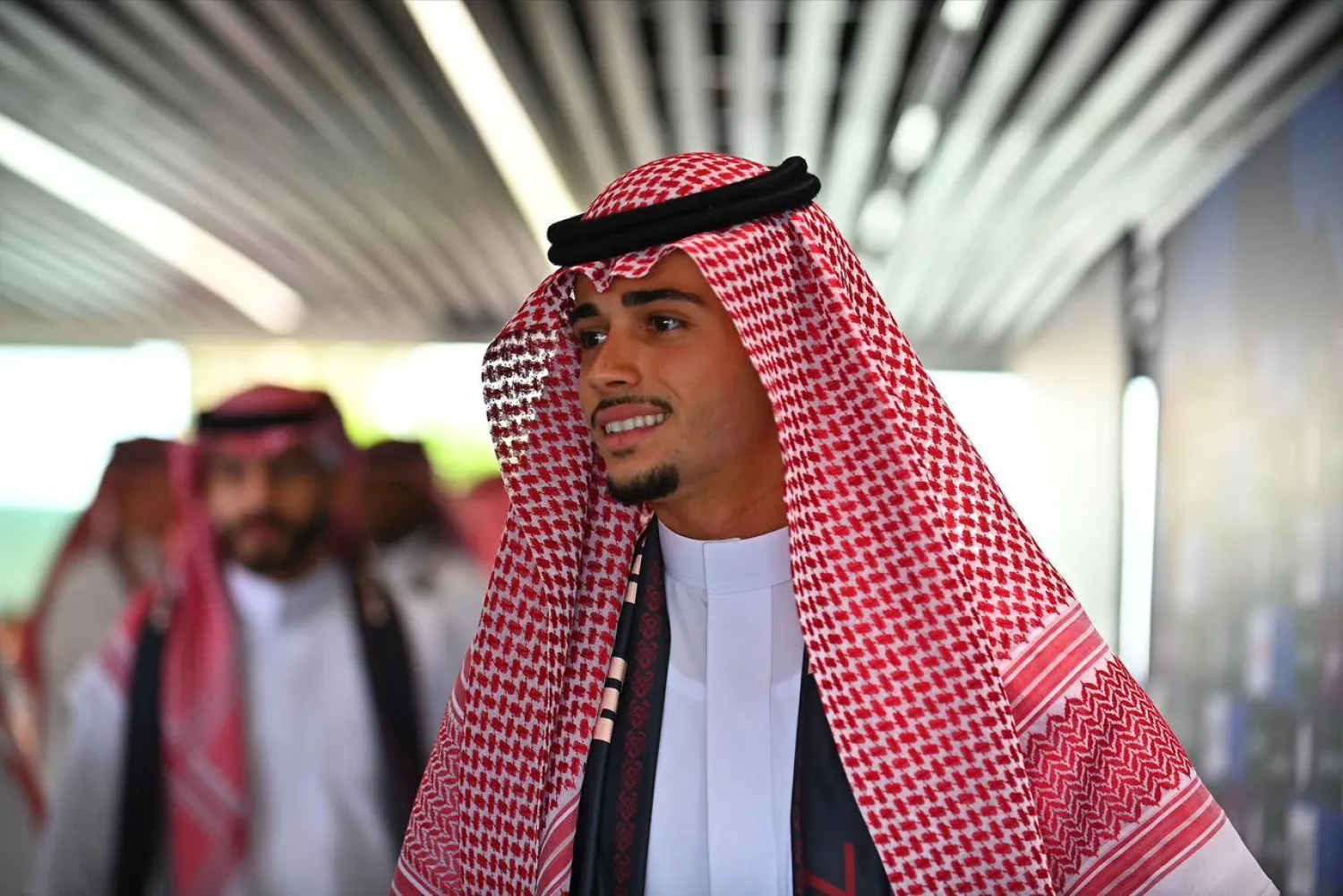 ظهر لاعبو فريق الخلود وأعضاء الجهازَين الفني والإداري بزي سعودي كامل (الدوري السعودي)