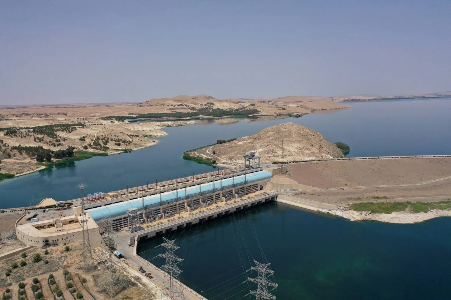 مشهد عام لسد تشرين في شمال سوريا (رويترز)