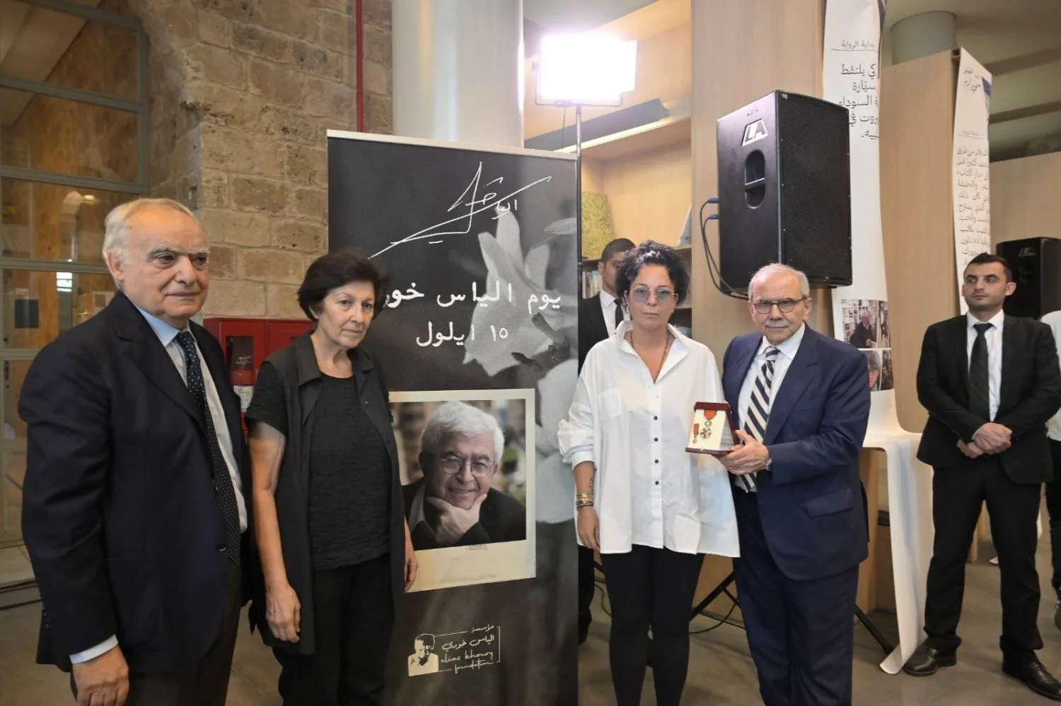 رئيس الوزراء نواف سلام مسلماً وسام الأرز لابنة خوري وزوجته بحضور وزير الثقافة