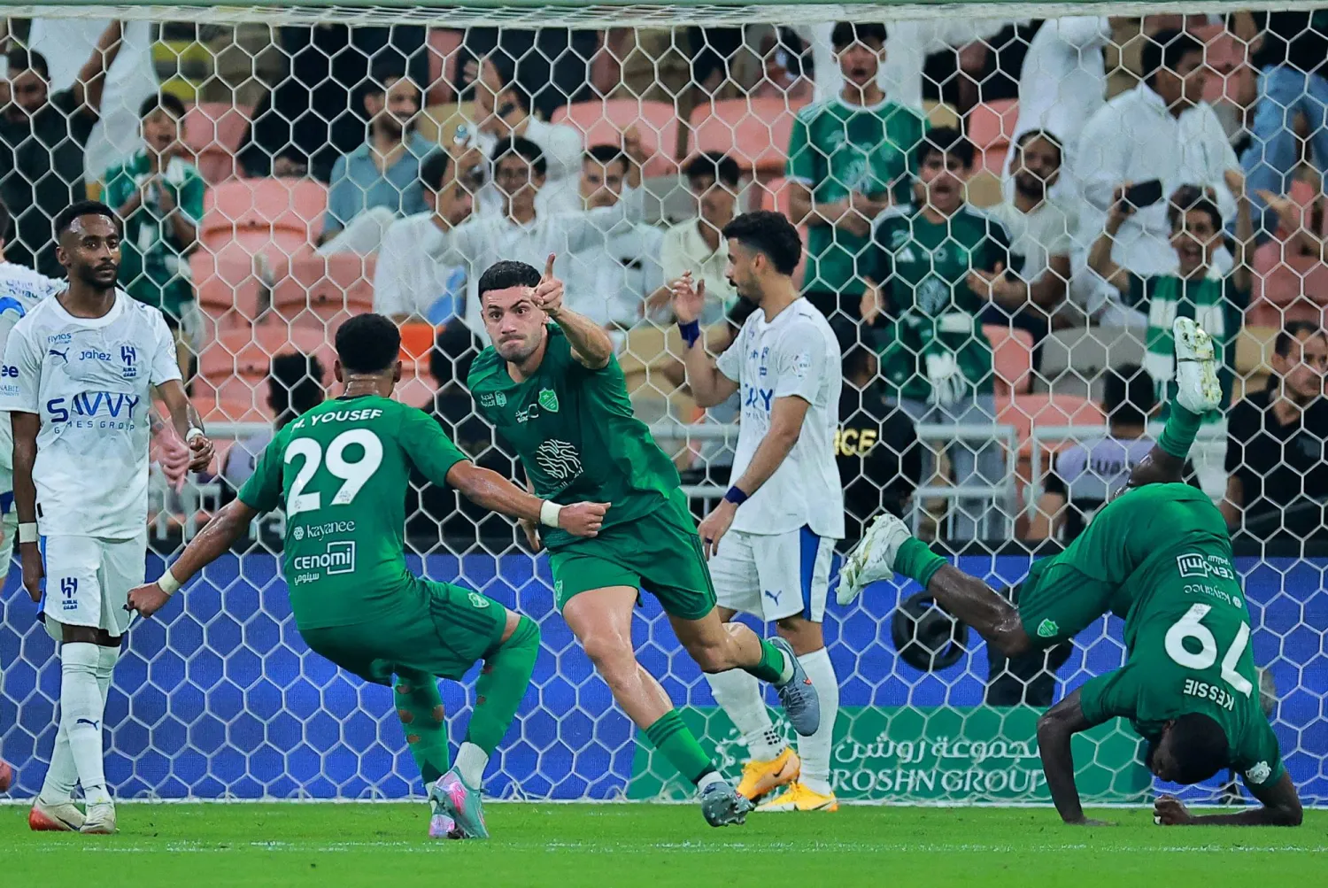 دميرال ينطلق فرحاً بعد تسجيله هدف التعادل للأهلي (رويترز)