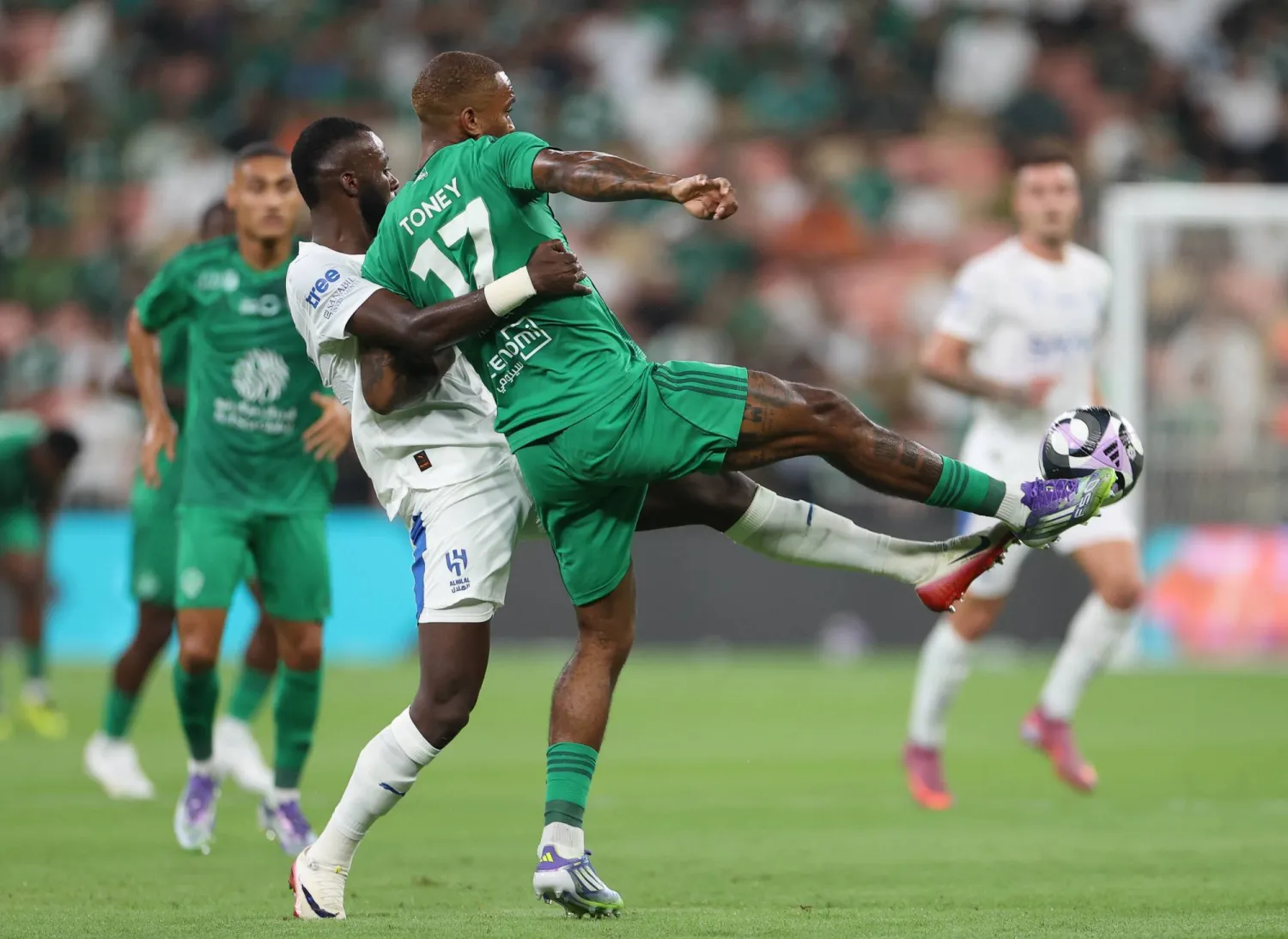 منافسه على الكرة بين توني وتمبكتي (تصوير: علي خمج)