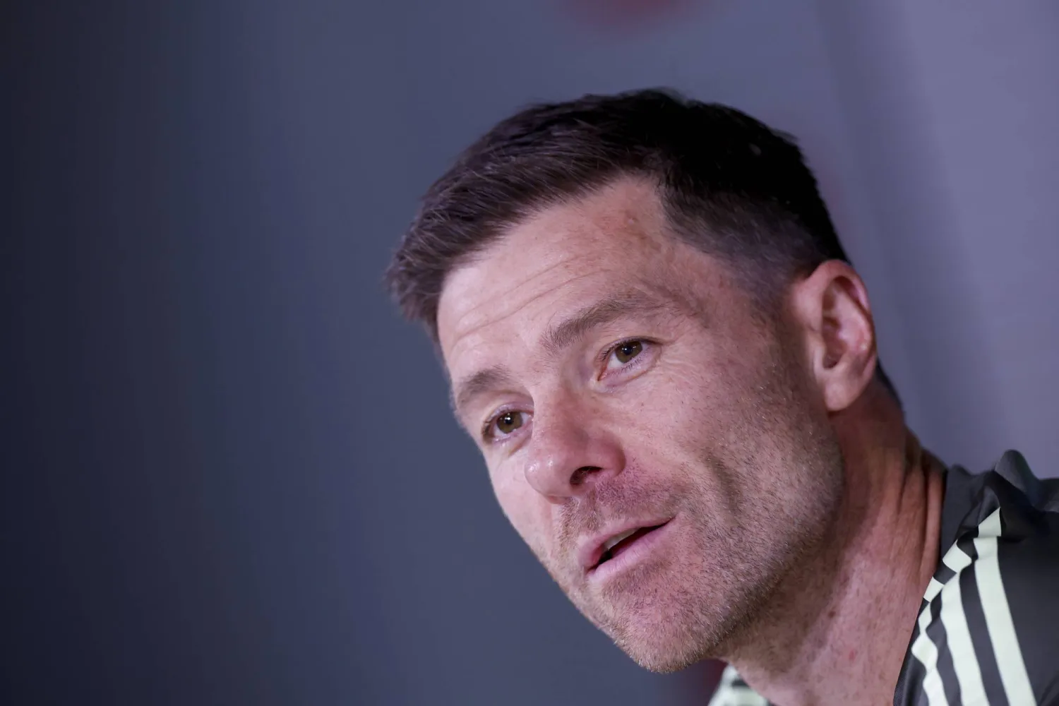 ألونسو خلال حديثه للإعلاميين (إ.ب.أ)