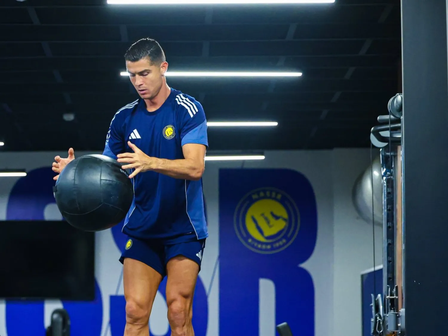 رونالدو يجري تدريبات لياقية في صالة الحديد (موقع النادي)