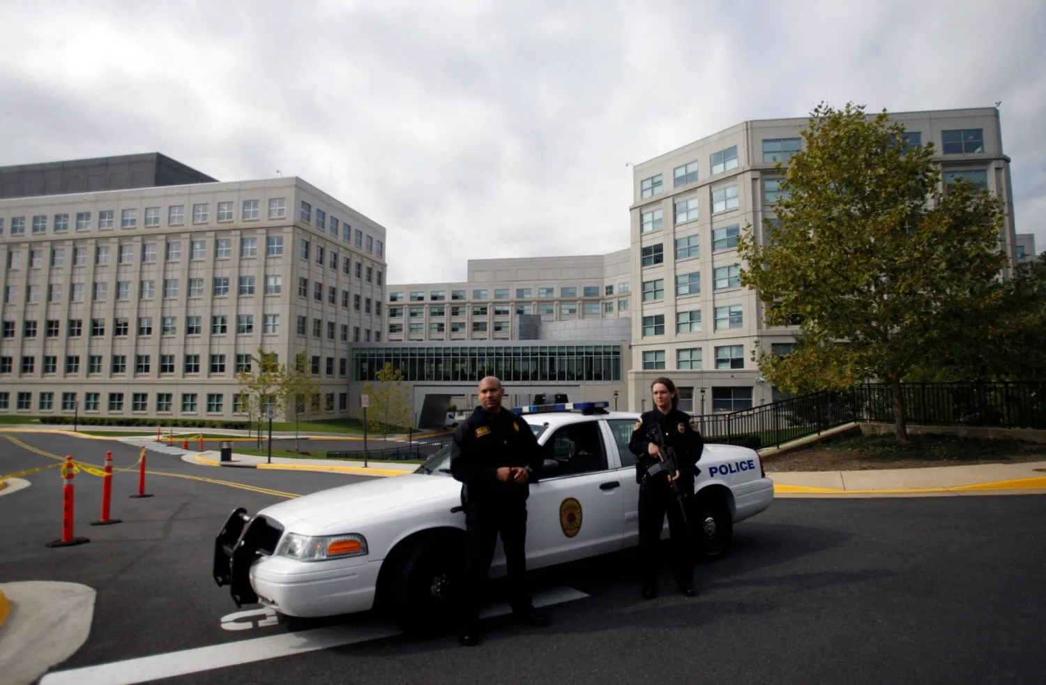 FILE PHOTO: Armed police guard the outside of the National Counterterrorism Center in McLean, Virginia, October 6, 2009.   REUTERS/Jason Reed/File Photo