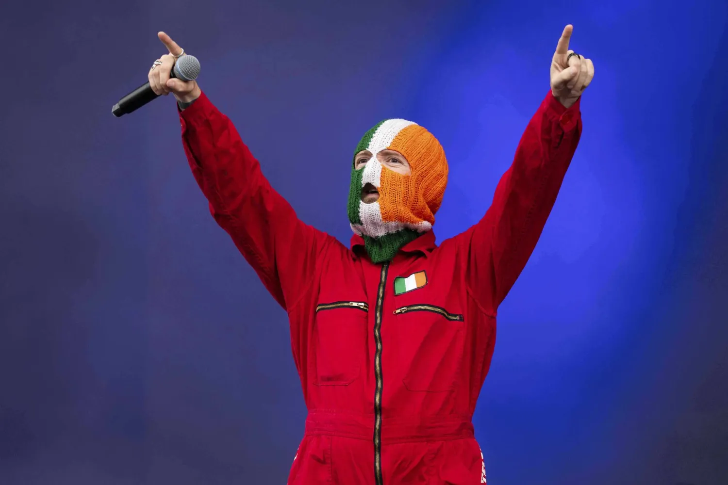 جيه جيه أو دوشارتاي عضو فرقة الهيب هوب الثلاثية «نيكاب» يُحيي حفلاً موسيقياً في فينسبري بارك لندن في 5 يوليو 2025 (أ.ب)