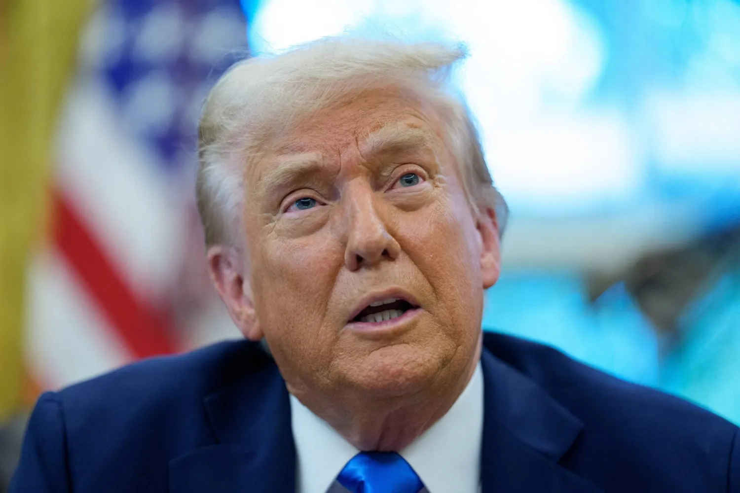 الرئيس الأميركي دونالد ترمب يتحدث لوسائل الإعلام في المكتب البيضاوي في البيت الأبيض (إ.ب.أ)