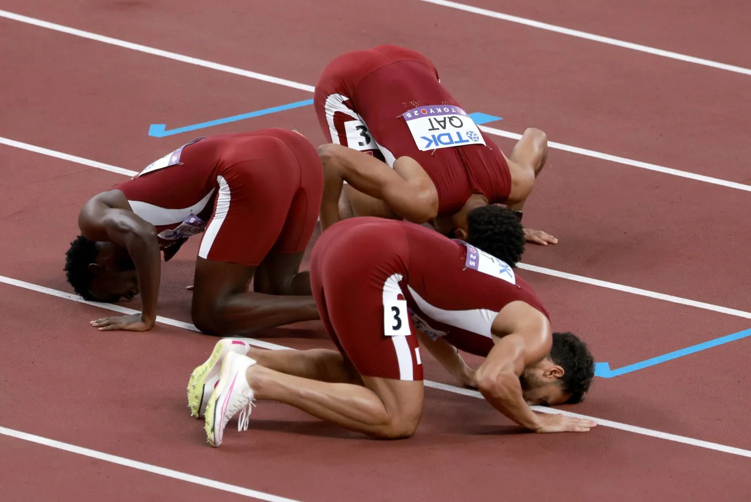 تأهلت قطر إلى نهائي سباق التتابع 4 مرات 400 م للمرة الأولى في تاريخها (إ.ب.أ)