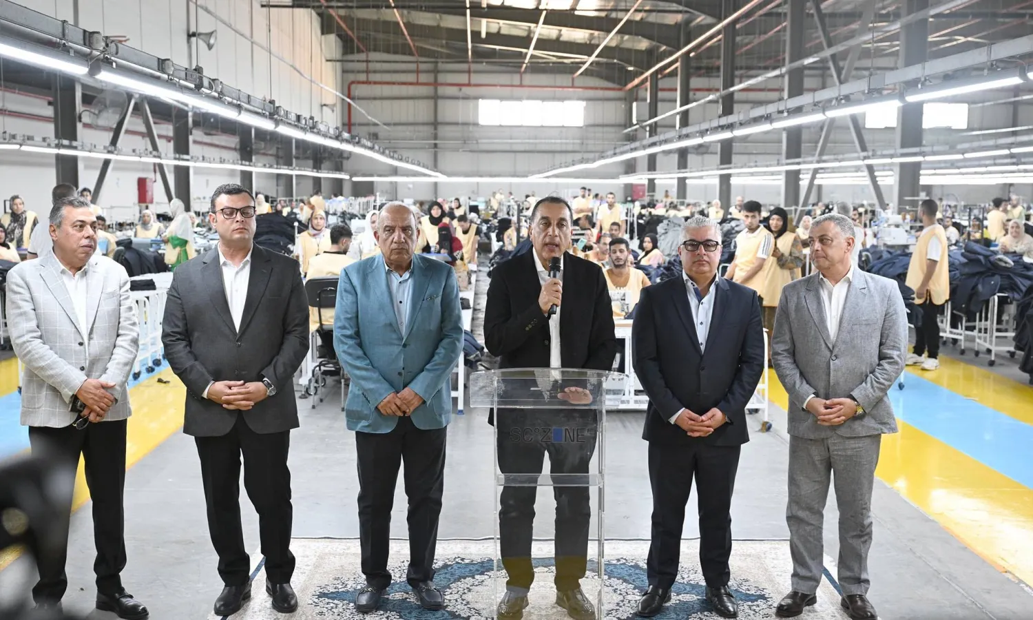 مدبولي يتحدّث خلال افتتاحه مصنعاً للملابس الجاهزة بمنطقة القنطرة غرب وبجانبه مجموعة من الوزراء (رئاسة الوزراء)