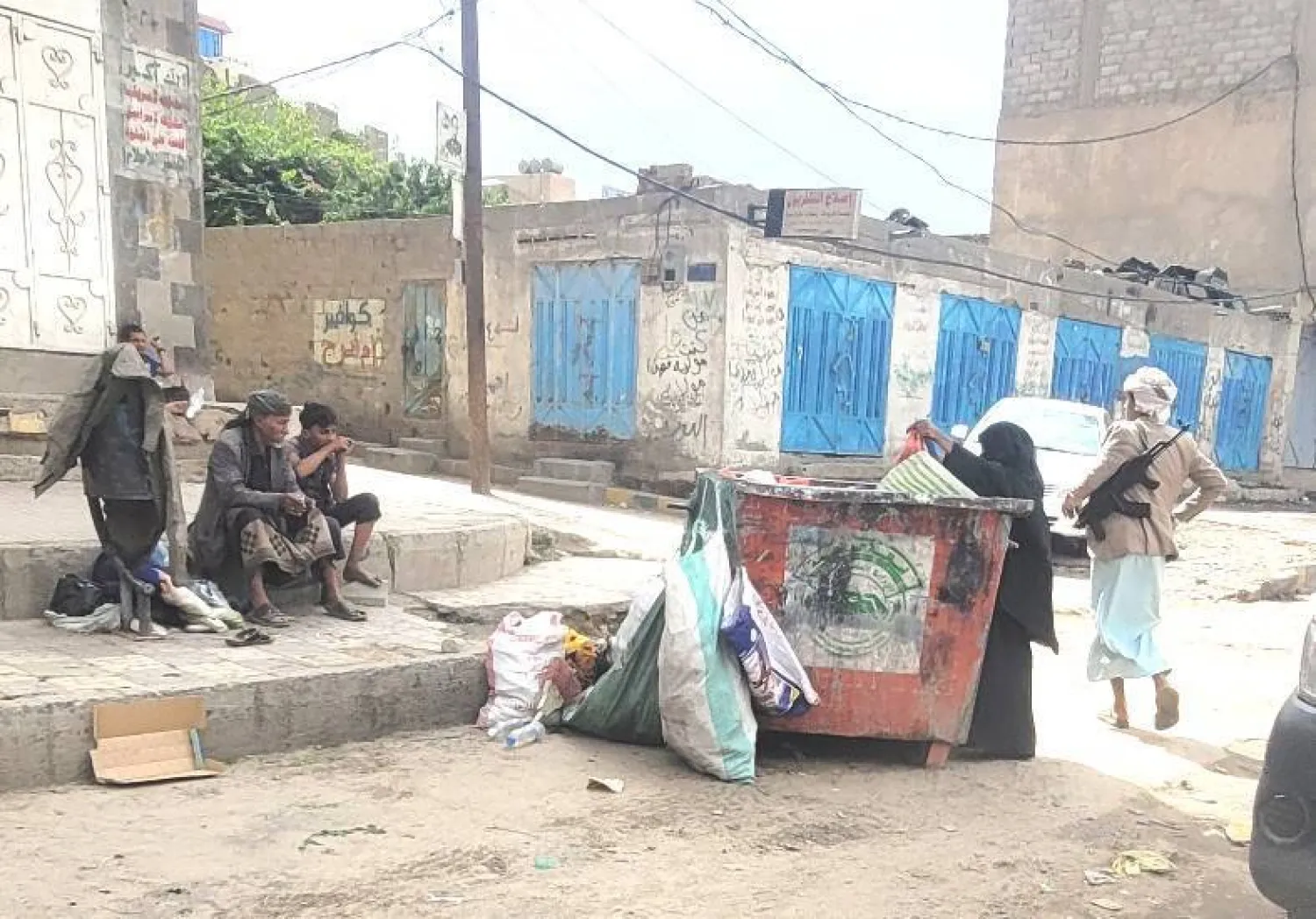 أسر يمنية في صنعاء تلجأ لتأمين وجبات طعام من المخلفات (الشرق الأوسط)