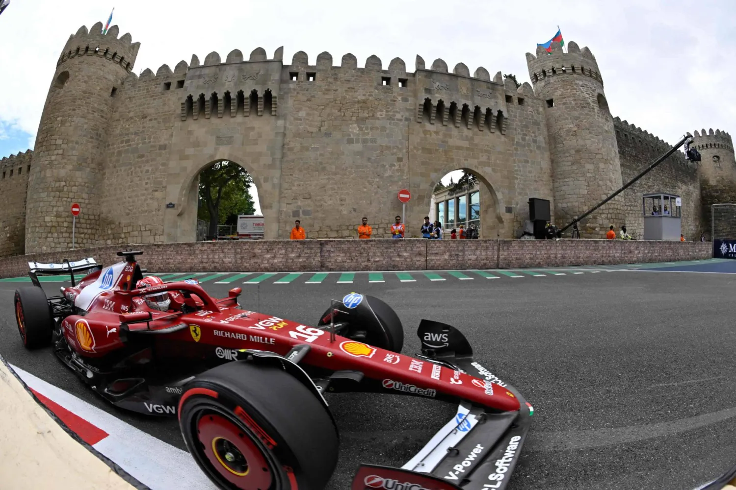 سيارة سائق فيراري الموناكي شارل لوكلير من حلبة باكو (أ.ف.ب)