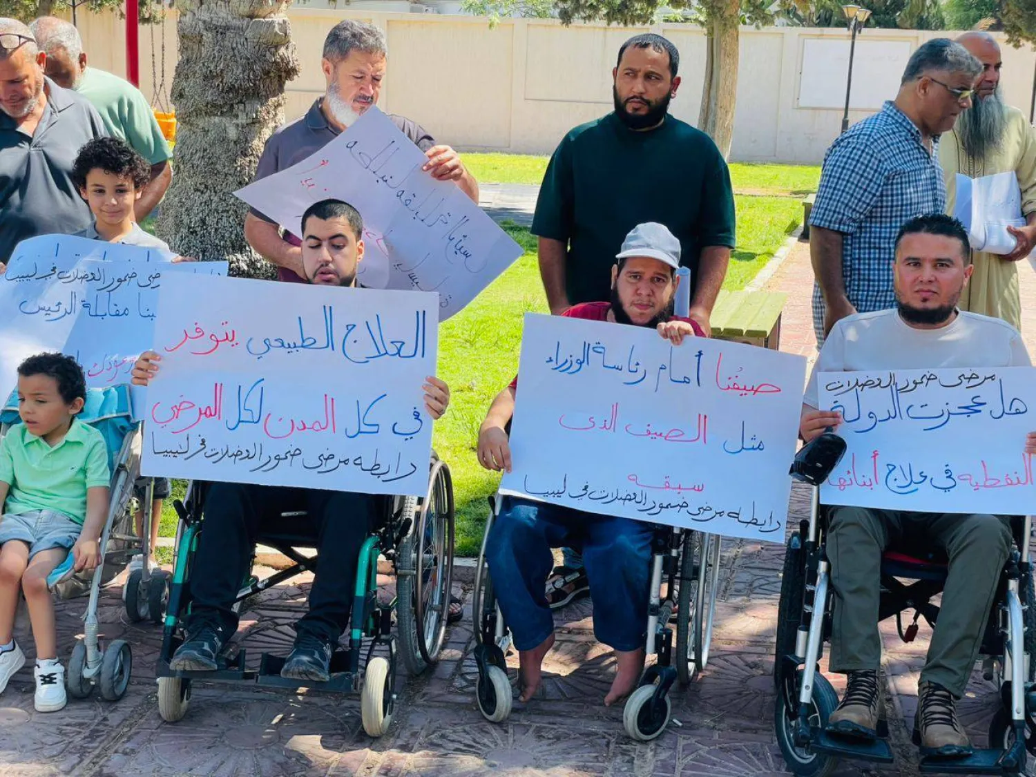 مصابون بمرض ضمور العضلات خلال وقفة احتجاجية أمام مقر الحكومة في طرابلس أخيراً (رابطة ضمور العضلات)