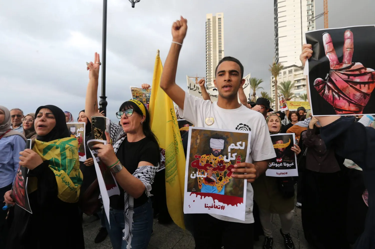 مناصرون لـ«حزب الله» يشاركون في مسيرة على ساحل بيروت إحياء لذكرى انفجار أجهزة النداء «البيجر» (إ.ب.أ)