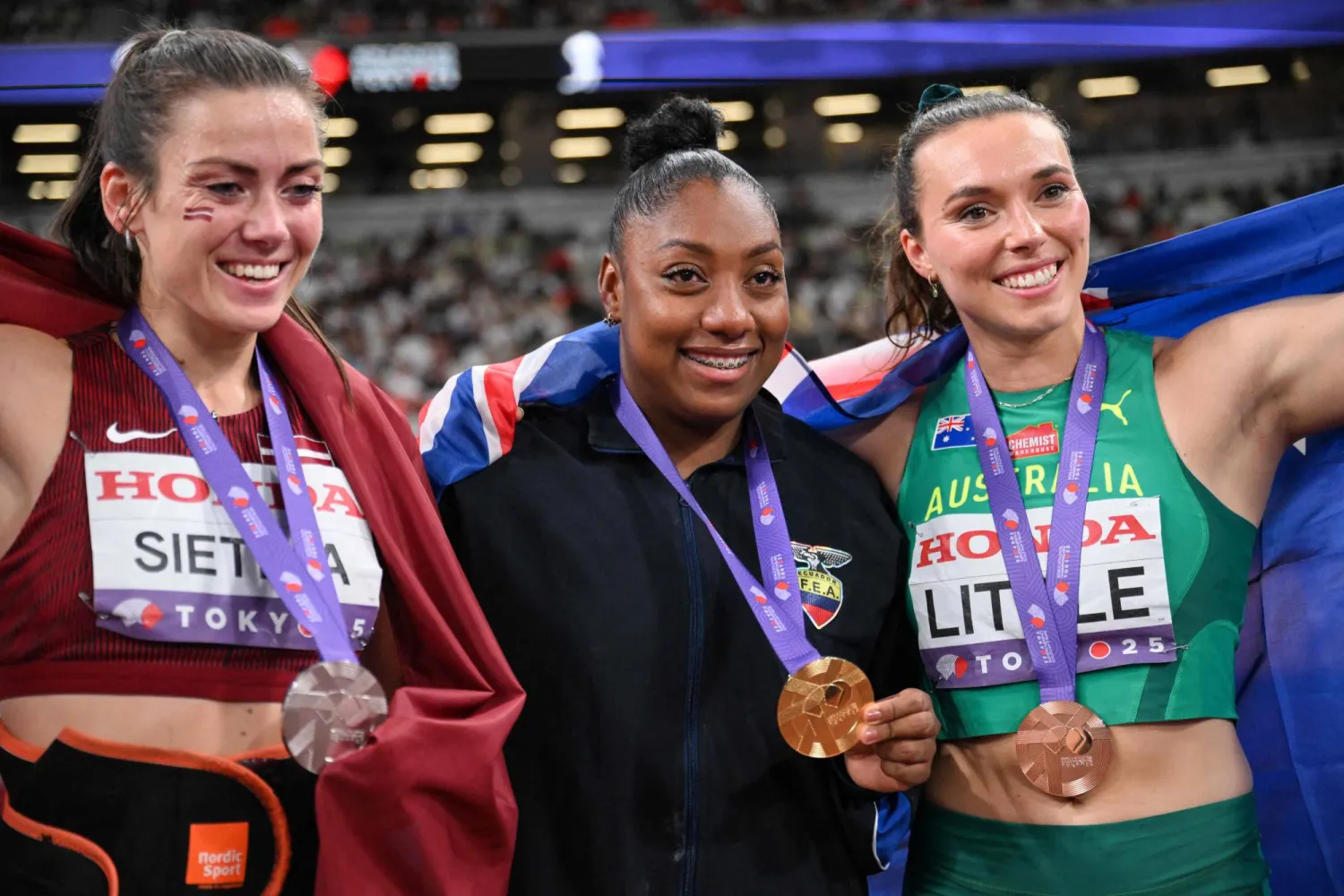 أنغولو تحتفل بذهبيتها (أ.ف.ب)