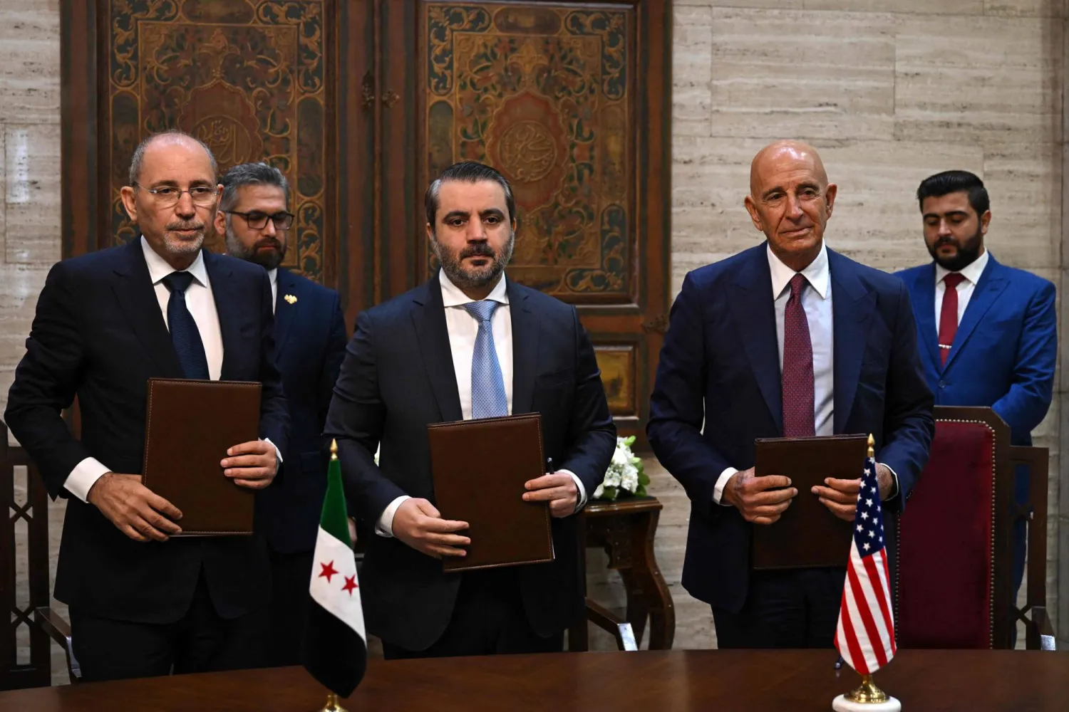 صورة تذكارية لوزير الخارجية الأردني أيمن الصفدي ونظيره السوري أسعد الشيباني والمبعوث الأميركي الخاص إلى سوريا توم براك بعد توقيع اتفاق في دمشق الثلاثاء الماضي لإعادة الهدوء إلى محافظة السويداء (أ.ف.ب)