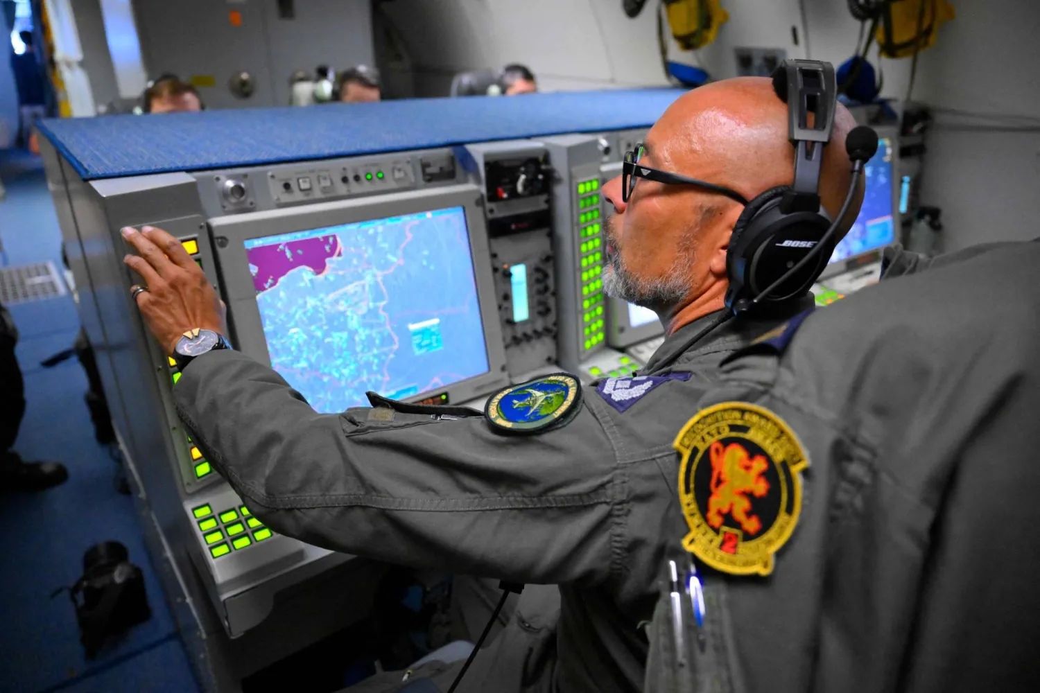 جانب من عملية صيانة لطائرة استطلاع تابعة لحلف شمال الأطلسي في بولندا يوم 19 سبتمبر (أ.ف.ب)