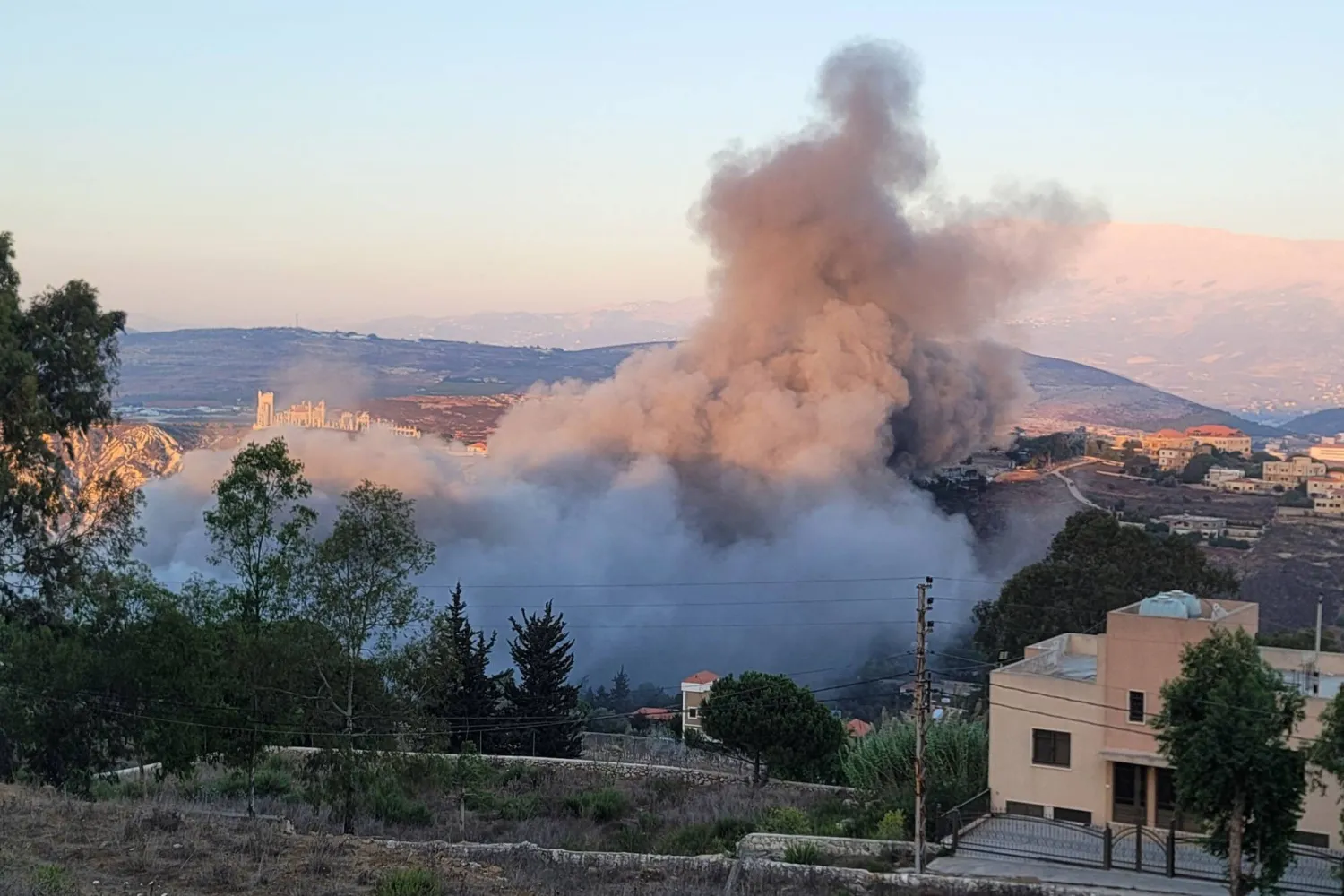 سحابة من الدخان ترتفع جراء غارة إسرائيلية على بلدة دبين في جنوب لبنان (أ.ف.ب) 