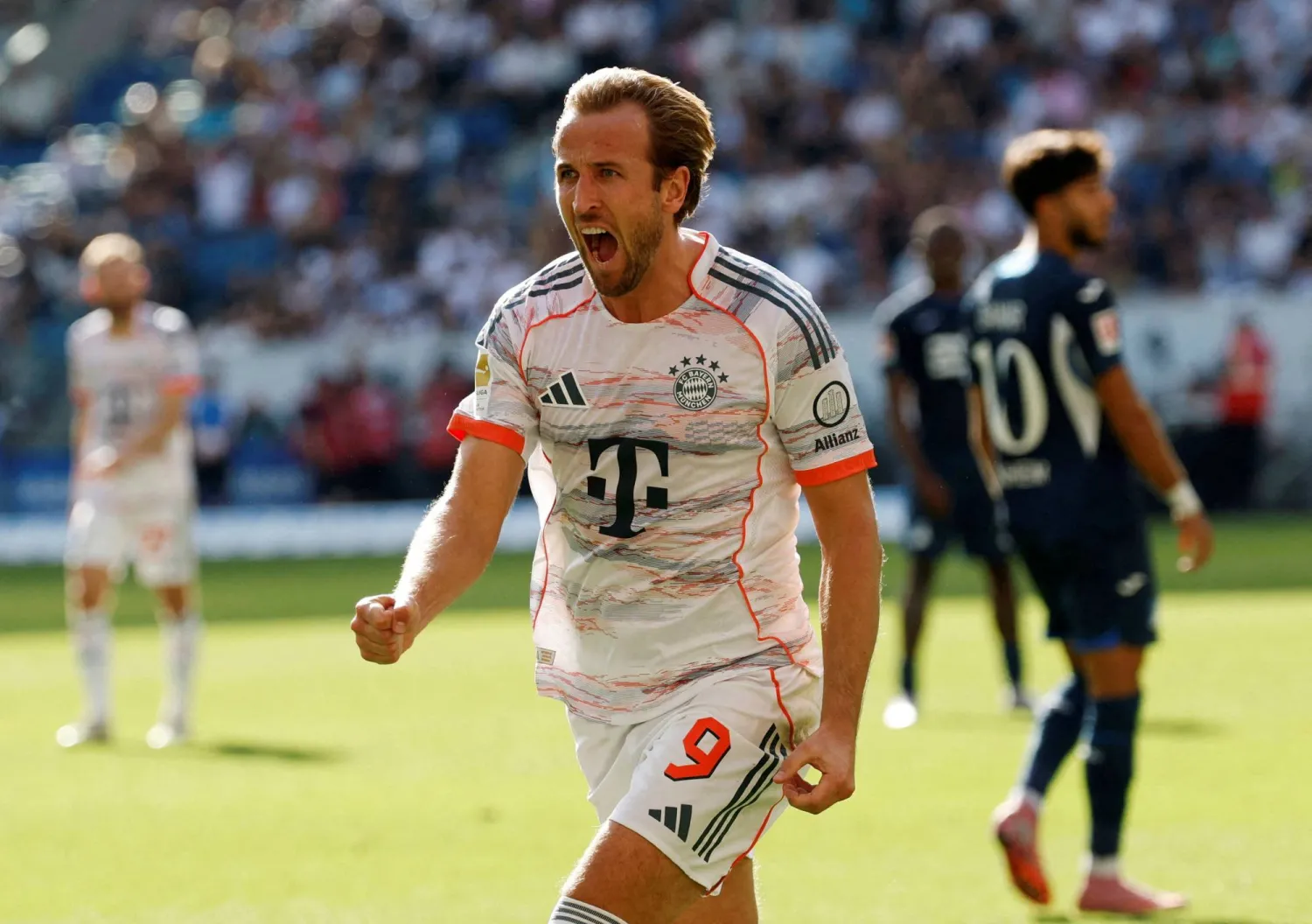 كين محتفلاً بهدفه الثاني (رويترز)