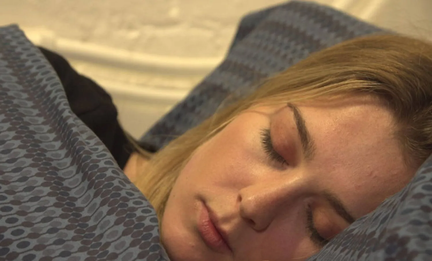 تشير الأبحاث إلى أن الكثير من الناس ينامون أقل مع ارتفاع درجات الحرارة (رويترز)