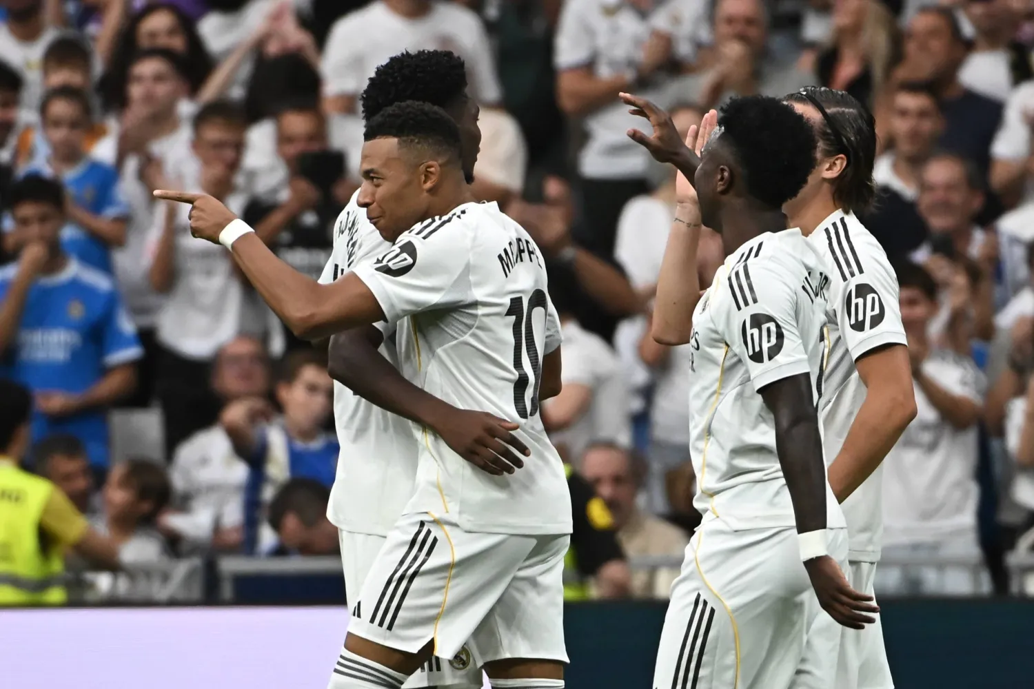 مبابي يحتفل مع زملائه بعد الهدف (إ.ب.أ)