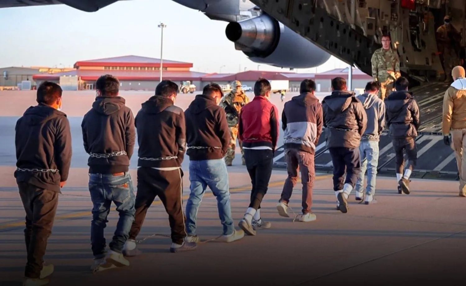 خلال ترحيل مهاجرين مكبلين بالأصفاد من الولايات المتحدة إلى البرازيل (أرشيفية)