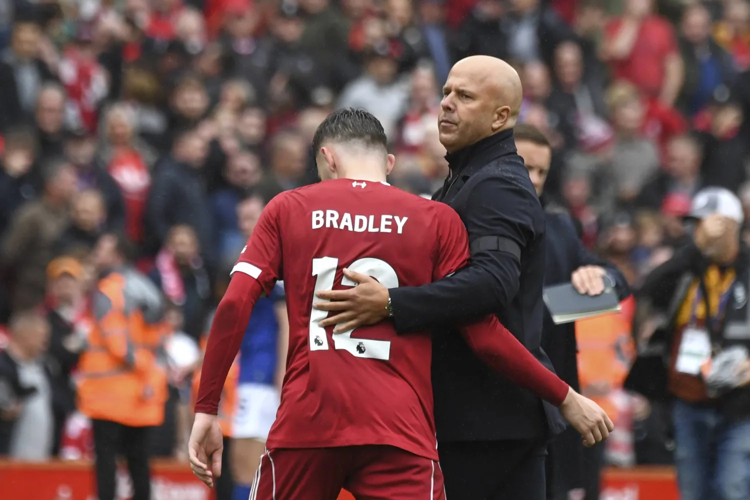 سلوت مع لاعبه برادلي عقب نهاية المواجهة (أ.ب)