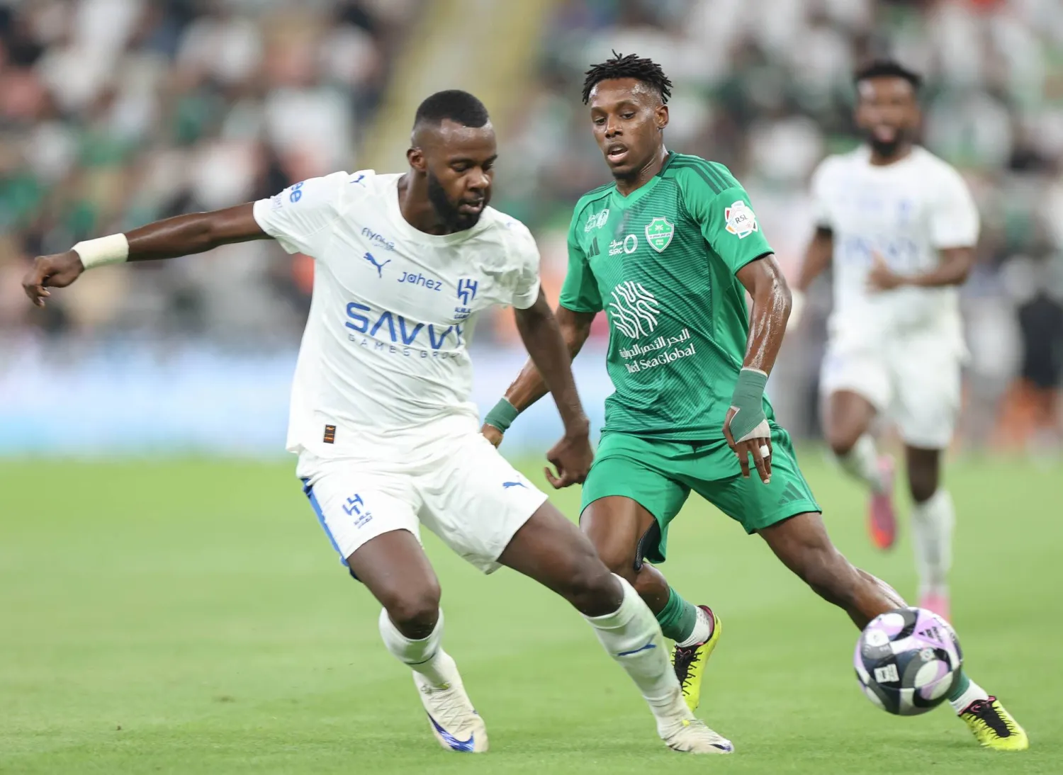 صراع على الكرة بين تمبكتي وهوساوي في الكلاسيكو (تصوير: علي خمج)