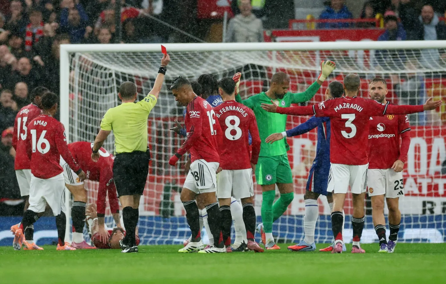  سانشيز لحظة تعرضه للطرد (رويترز)