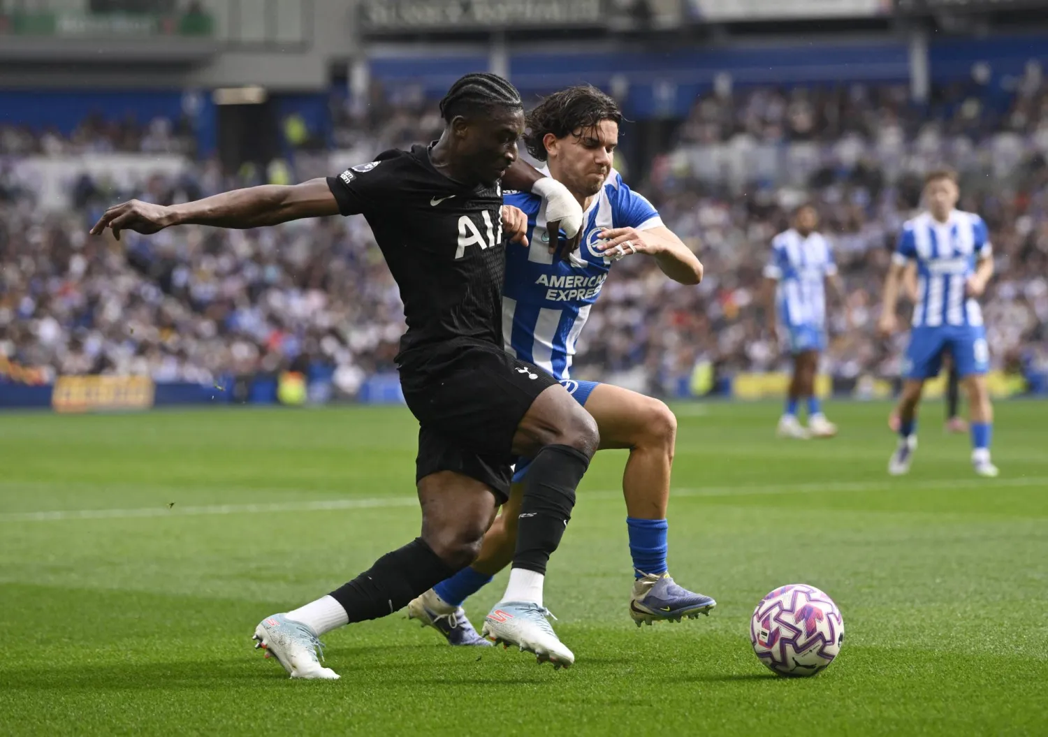 قدوس لاعب توتنهام في إحدى المحاولات الهجومية (رويترز)