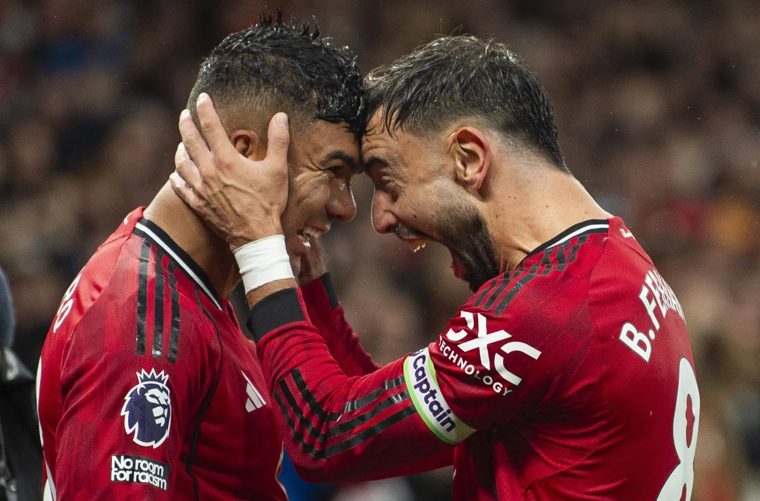 برونو يحتفل مع زميله كاسيميرو بعد الهدف (إ.ب.أ)